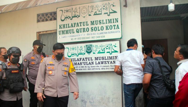 Pencopotan papan nama Khilafatul Muslimin Ummul Quro Solo di Karangasem Solo.