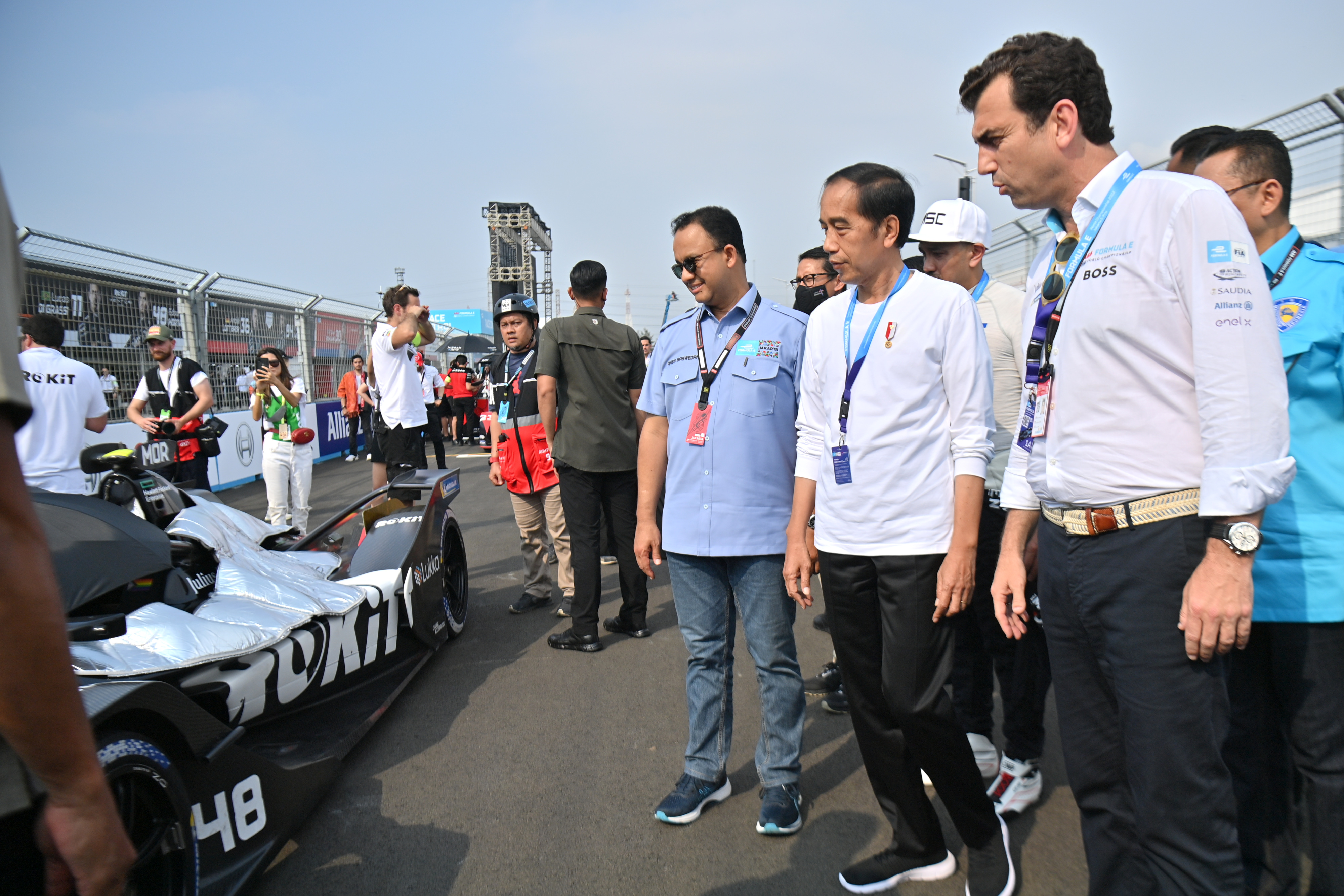 Presiden Jokowi didampingi Gubernur DKI Anies Baswedan melihat mobil balap listrik.