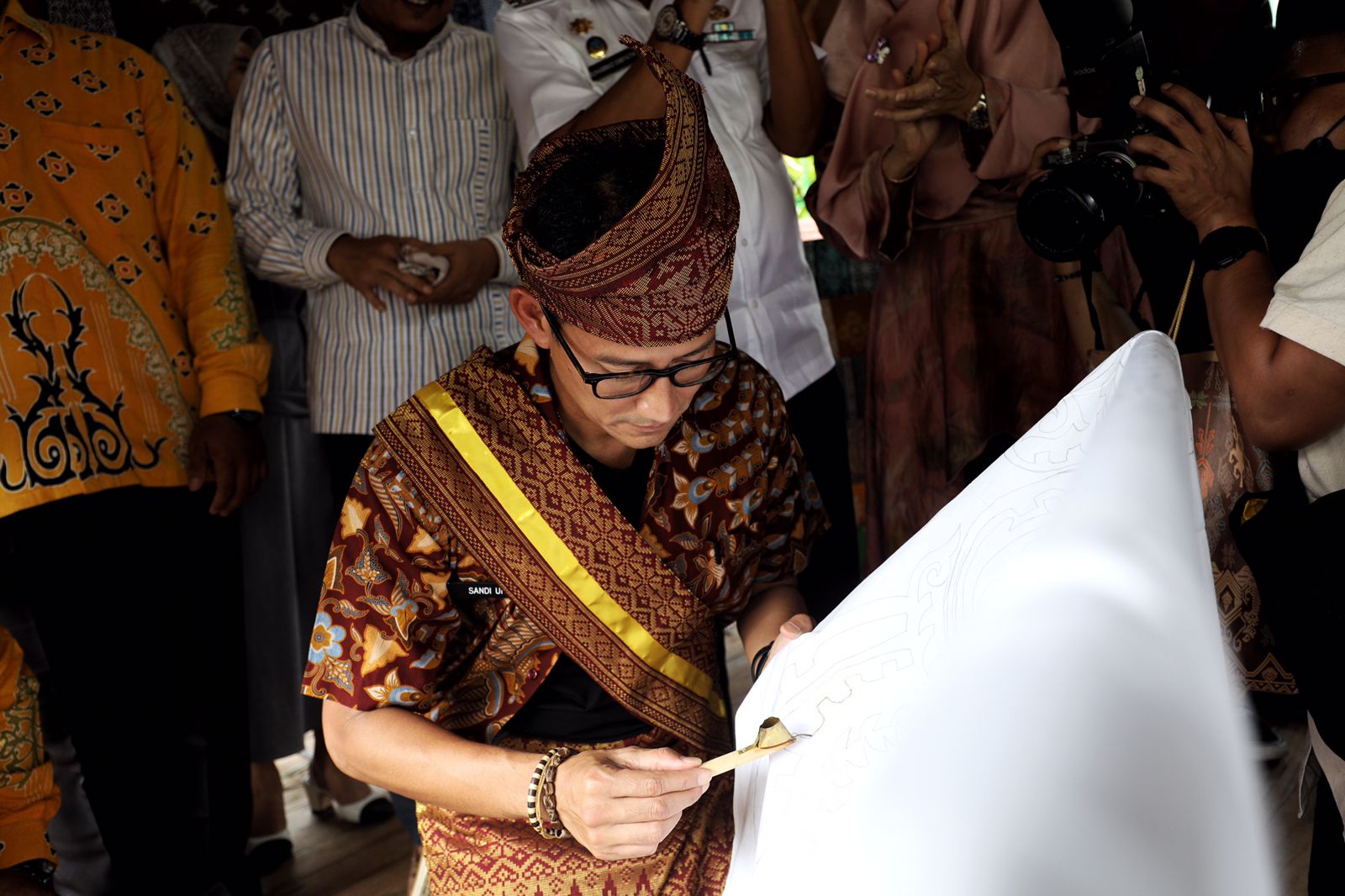 Menparekraf Sandiaga Uno saat mencoba membuat batik khas Tebing Tinggi di rumah adat Puri Melayu Sri Menanti, Jumat (24/6/2022)