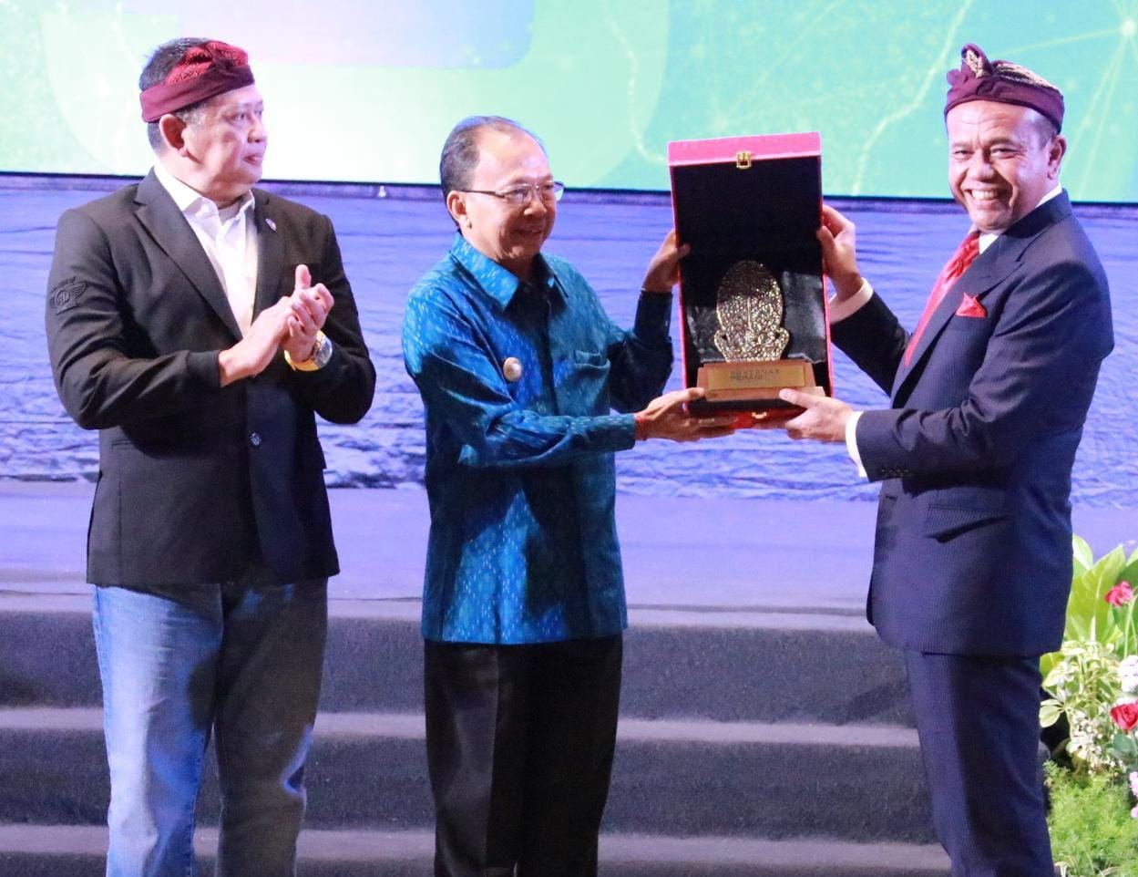 Ketua MPR Bambang Soesatyo dan Gubernur Bali I Wayan Koster saat membuka Rakernas III Peradi-SAI