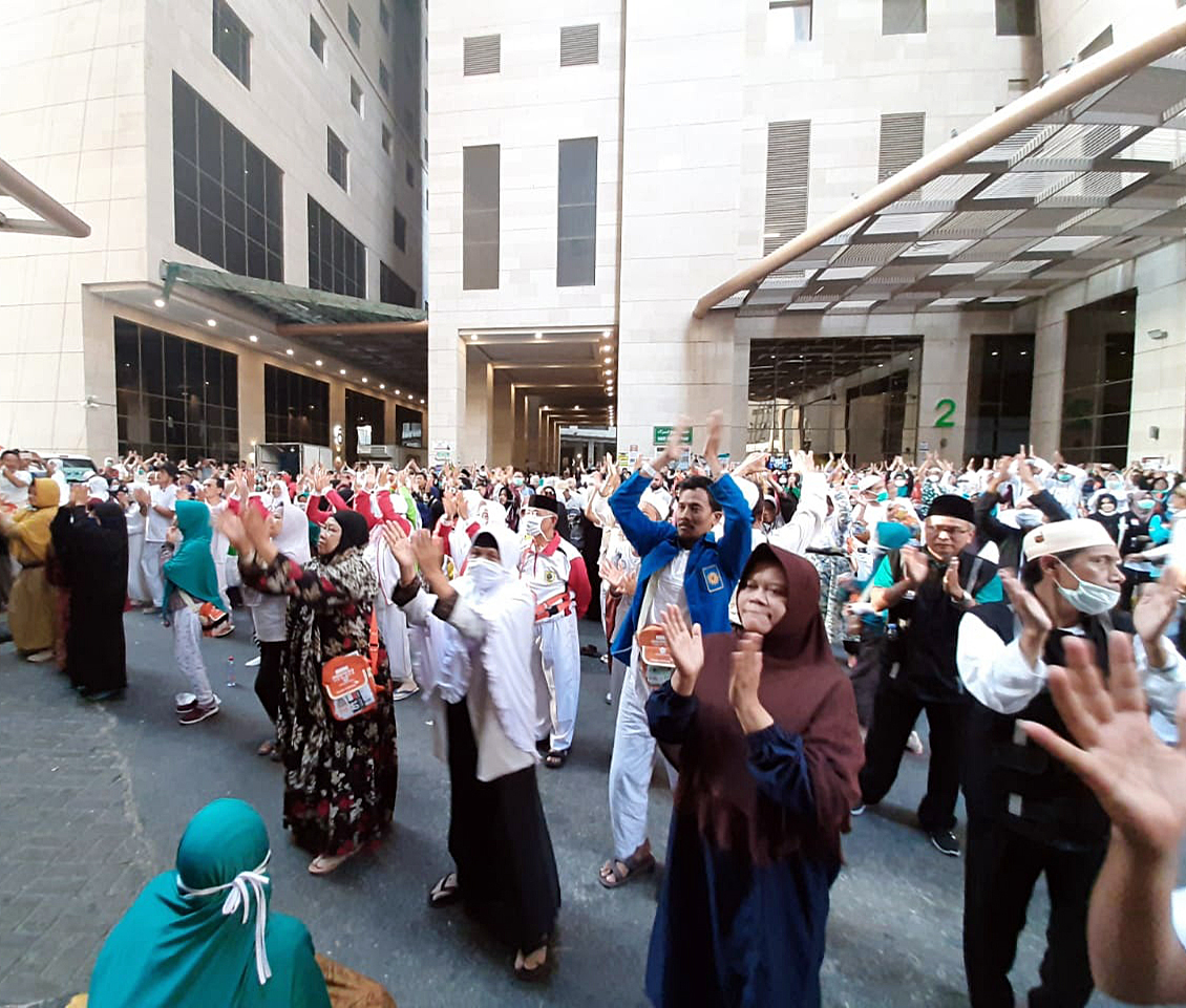 Jemaah melakukan senam di pelataran Hotel Kiswah di Zona Jarwal Mekah, Arab Saudi, beberapa waktu lalu.