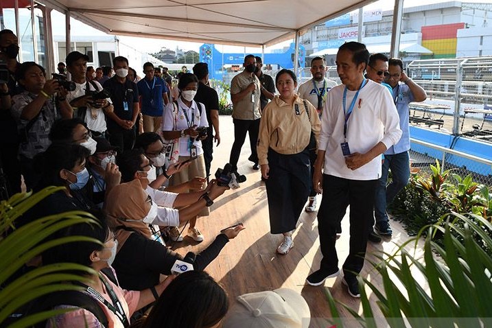 Presiden Joko Widodo bersama Ketua DPR RI Puan Maharani (kiri), Ketua MPR RI Bambang Soesatyo dan Gubernur DKI Jakarta Anies Baswedan.