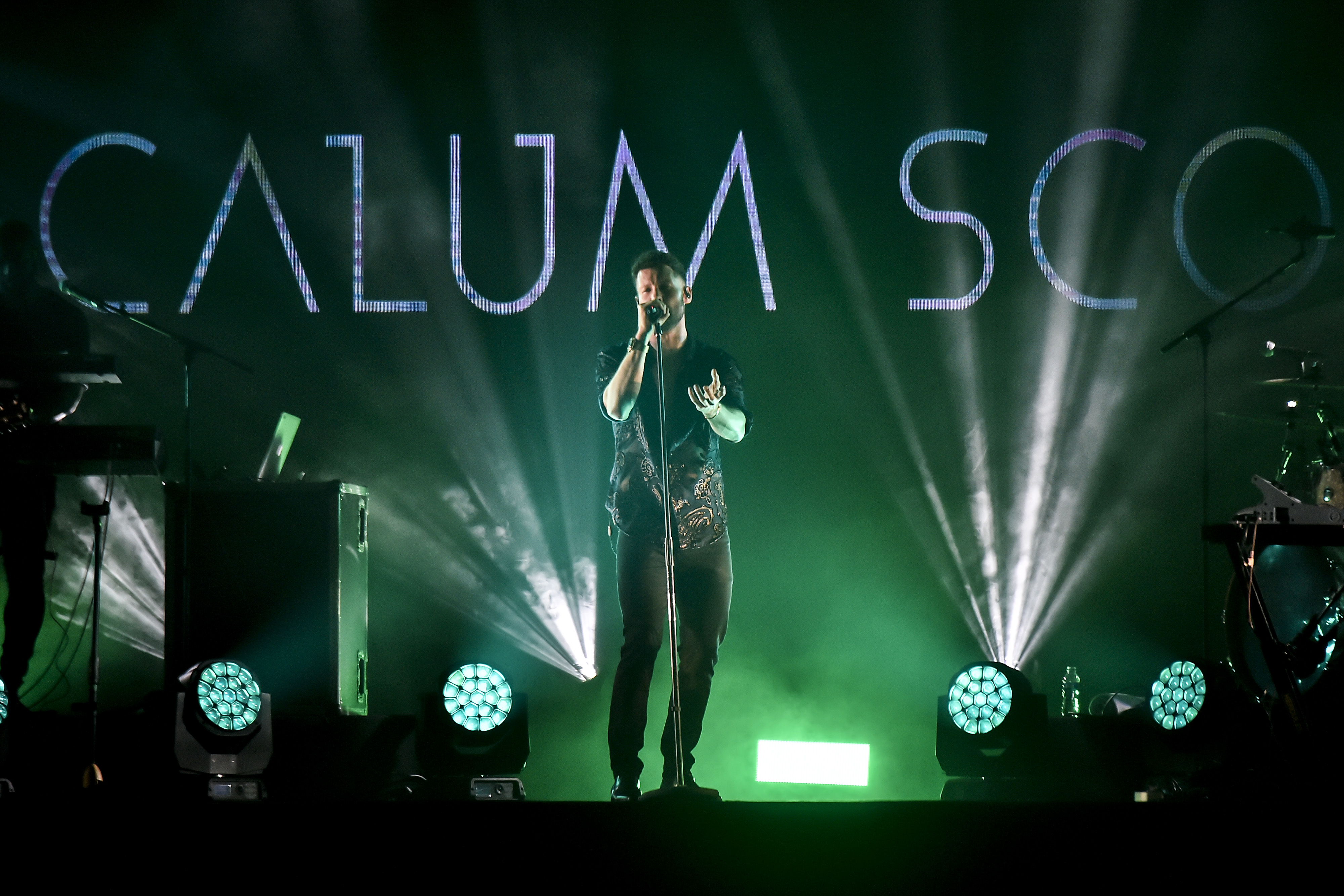 Penyanyi Calum Scott beraksi pada konsernya yang bertajuk 