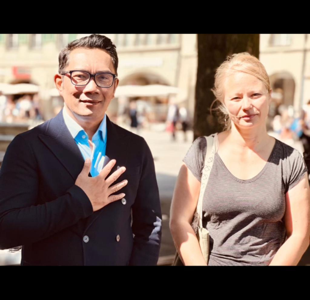 Gubernur Jawa Barat Ridwan Kamil (kiri) bersama Guru SD penemu jasad Eril, Geraldine Beldi (kanan)