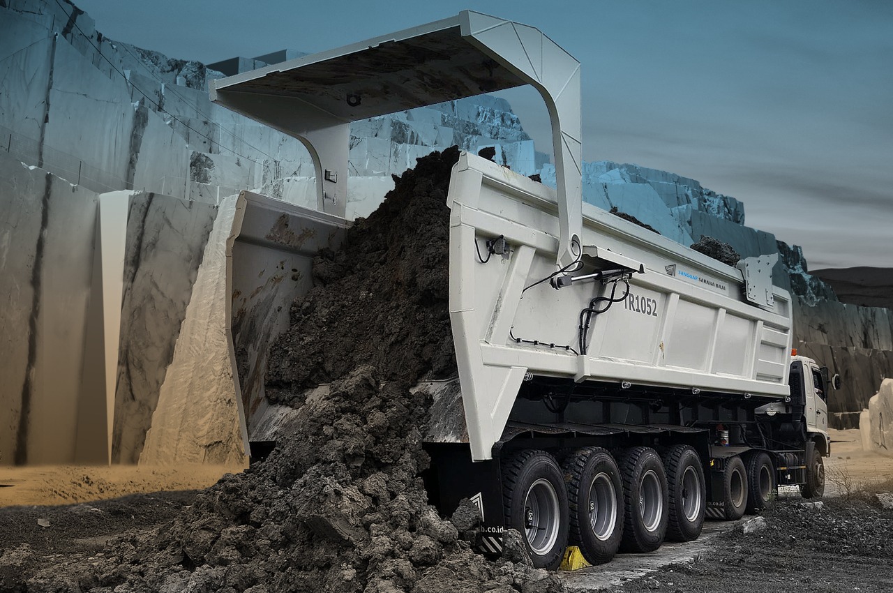 Kendaraan Blade Ejector Trailer 80 Ton buatan dalam negeri yang dilengkapi teknologi terkini dengan sistem kontrol elektronik.  