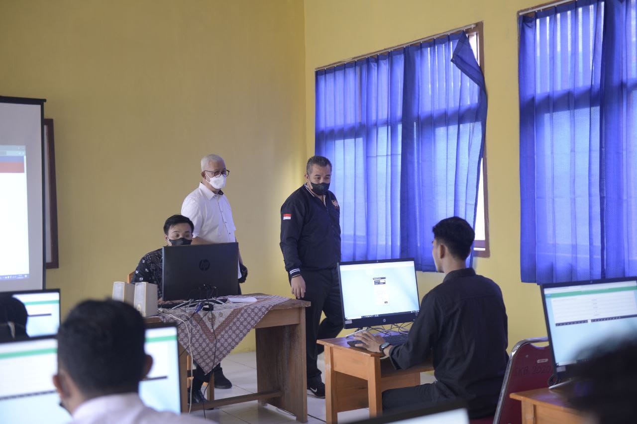 Suasana belajar mengajar bersama Cybers Academy.