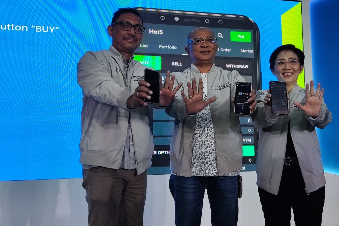 Direktur Utama Panca Global Sekuritas Hendra H Kustarjo (tengah).