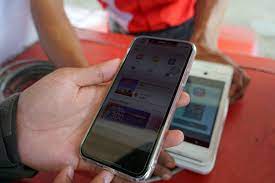 Warga menggunakan aplikasi My Pertamina saat bertransaksi secara digital di SPBU Jalan Baru Kota Sorong, Papua Barat.