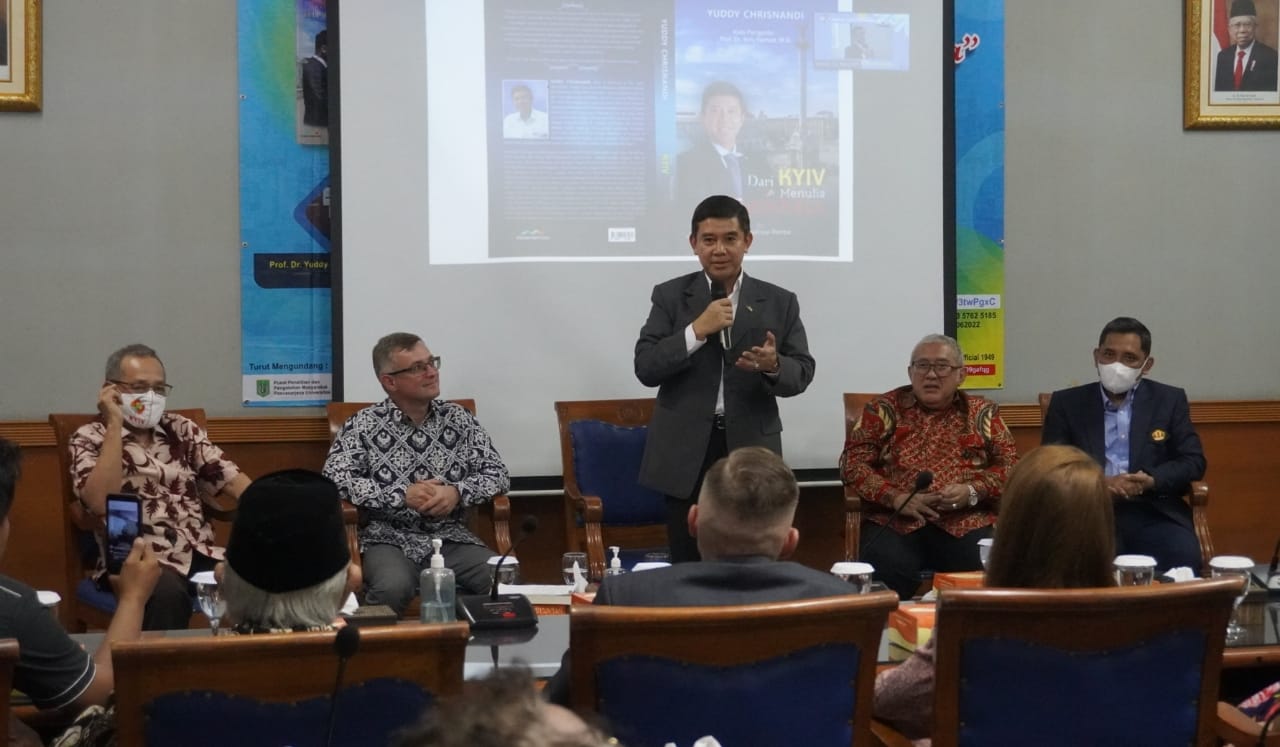 Mantan Dubes RI untuk Ukraina, Yuddy Chrisnandi  (tengah) saat meluncurkan buku berjudul 'Cinta Keduaku Berlabuh di Ukraina' di Bandung.