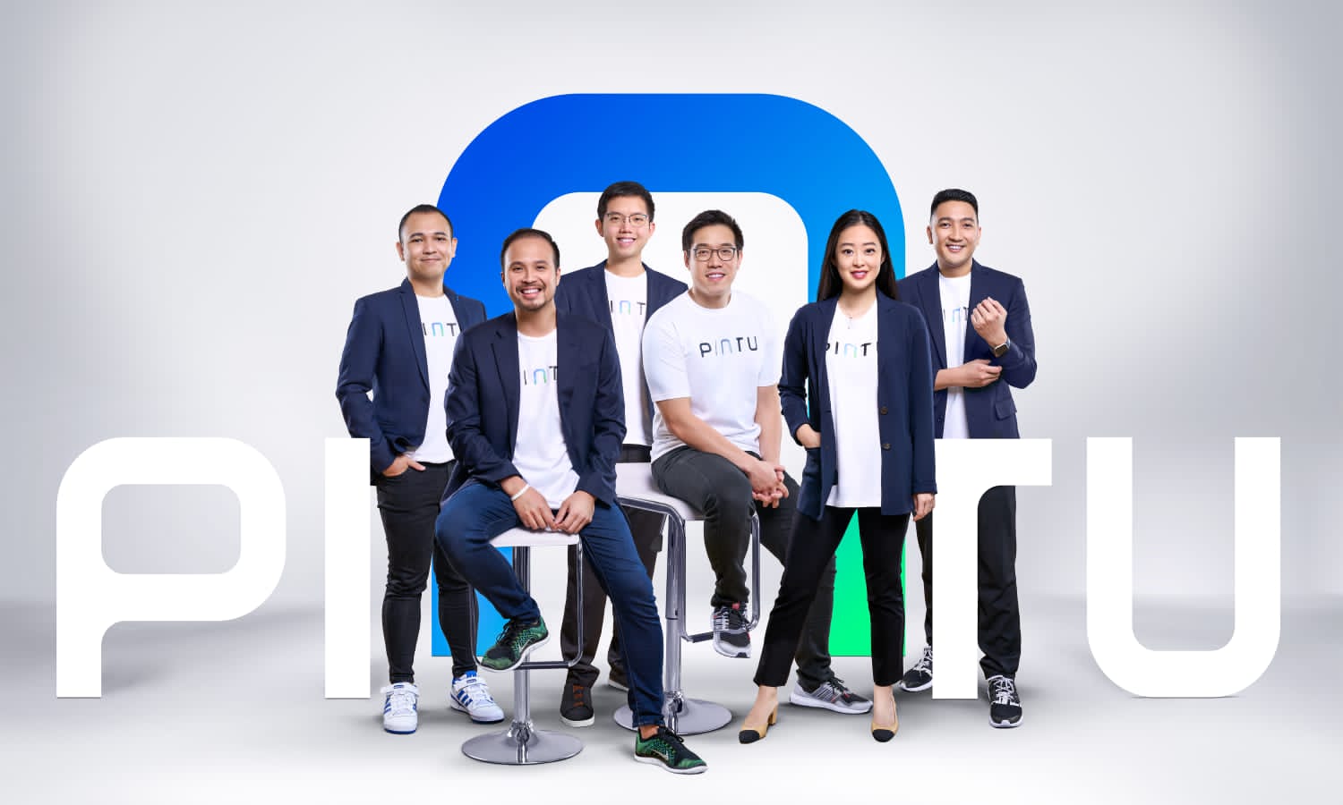 Jeth Soetoyo, Founder & CEO Pintu (ketiga dari kiri) bersama dengan tim Pintu. 