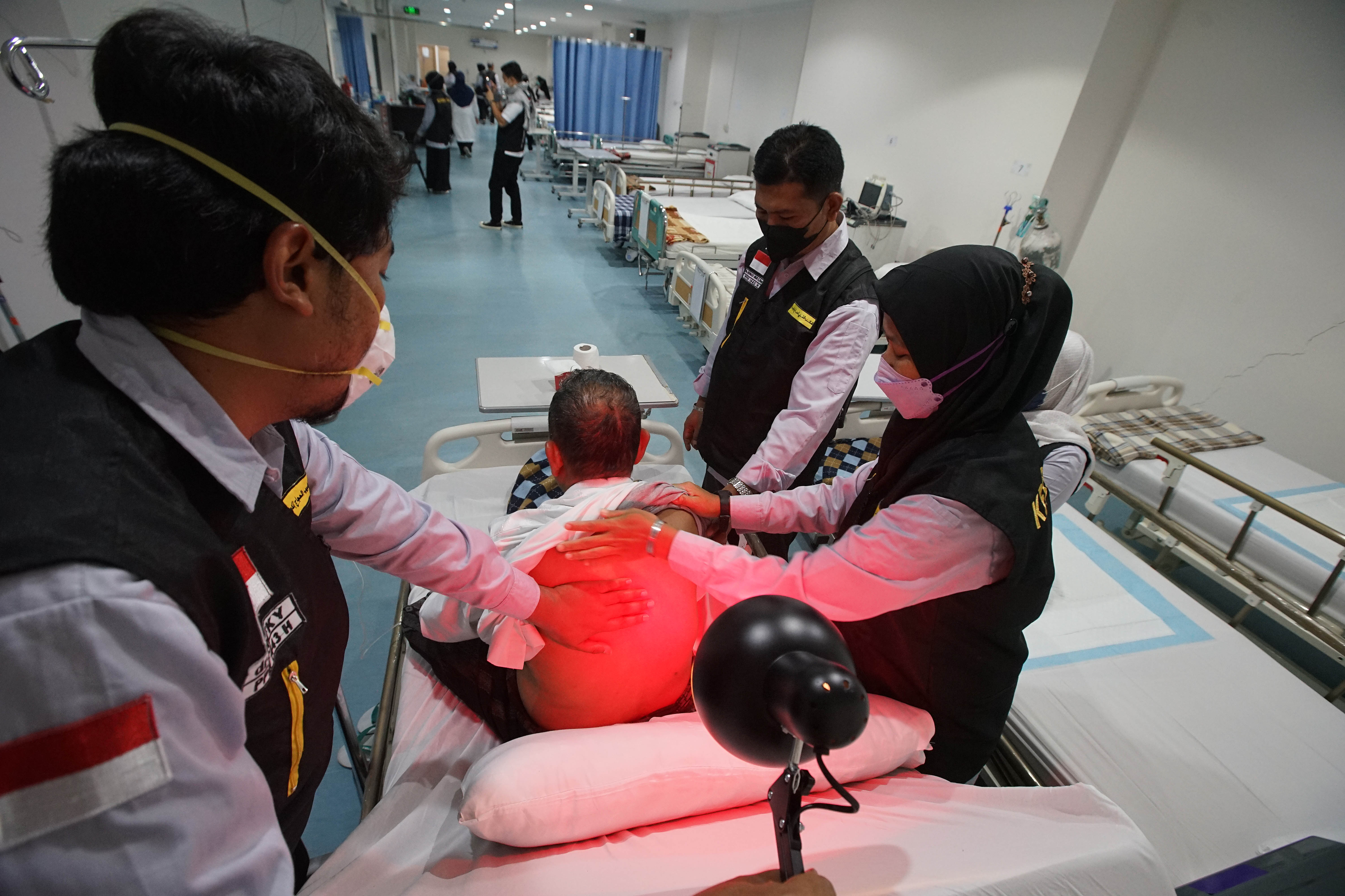 Petugas kesehatan Haji Indonesia memeriksa kesehatan Haji Jemaah Indonesia di Madinah, Arab Saudi