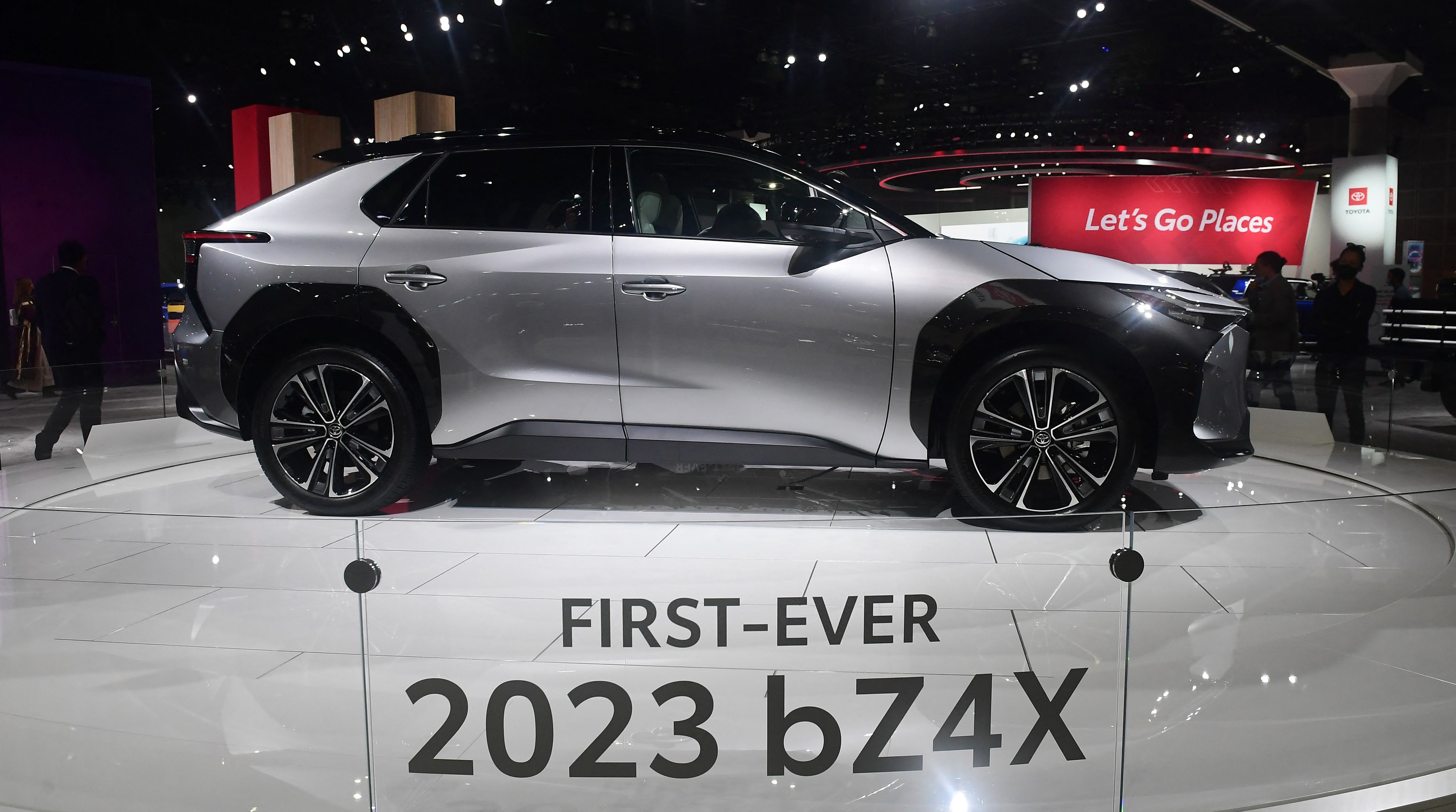 SUV listrik Toyota bZ4X saat dipamerkan di Los Angeles, AS, November 2021.