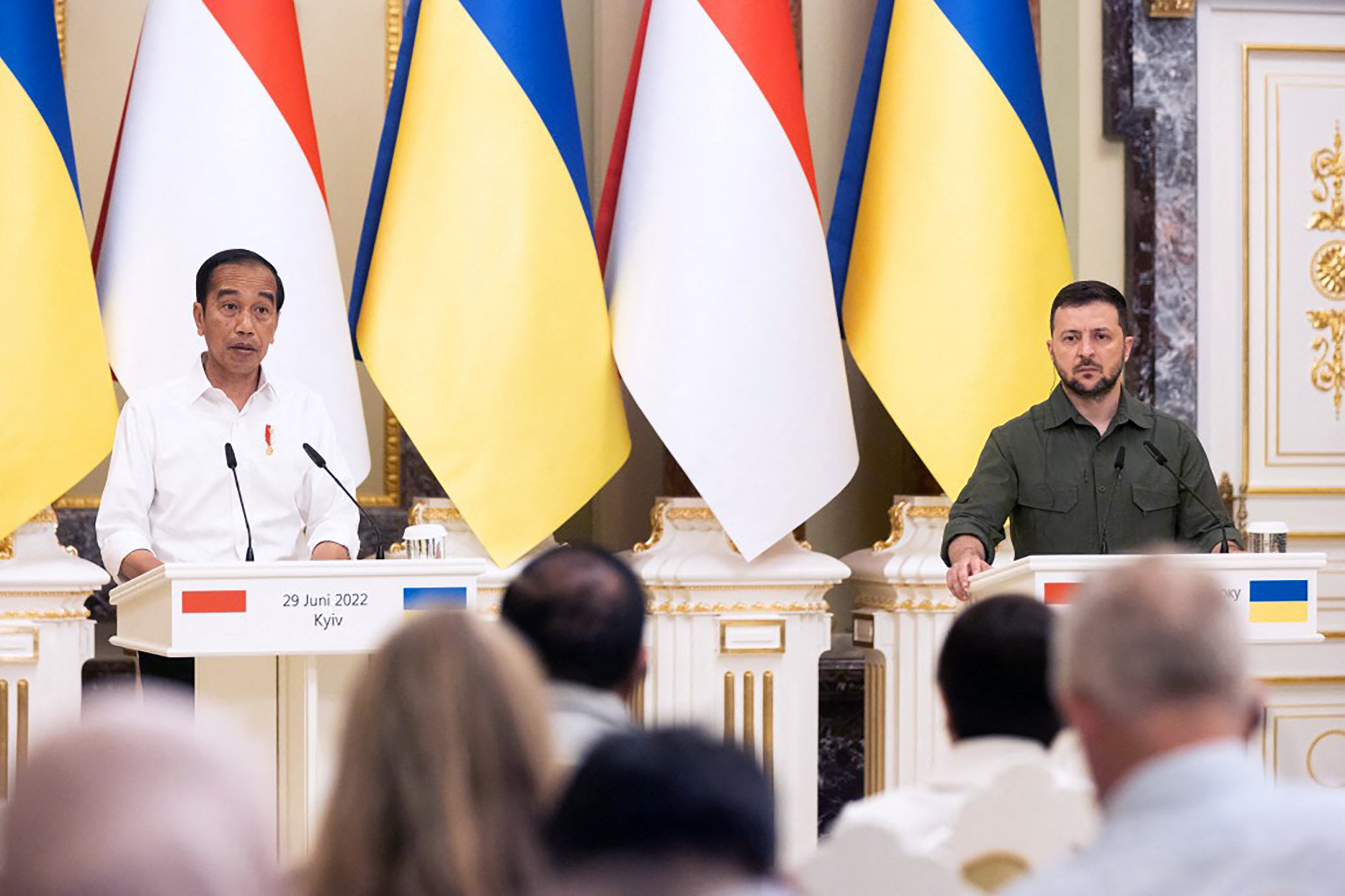 Pertemuan Presiden RI Joko Widodo (kiri) dengan Presiden Ukraina Volodymyr Zelenskyy