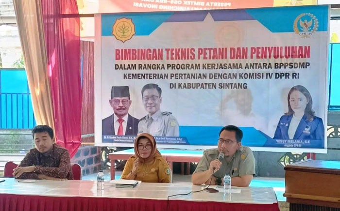 Kepala SMKPPN Banjarbaru, Budi Santoso [kanan] membuka Bimtek yang digelar Kementan dan Komisi IV DPR RI