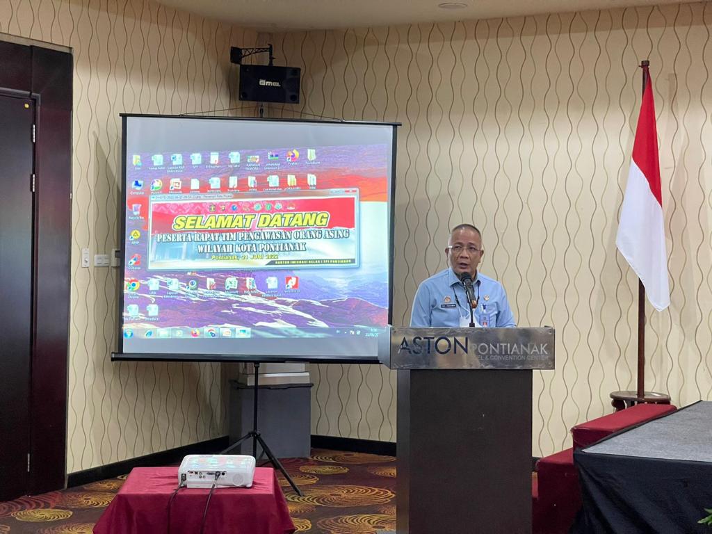 Tato Juliadin Hidayawan Kepala Divisi Keimigrasian Kalimantan Barat saat membuka Penguatan Sinergiras Timpora Kota Pontianak.