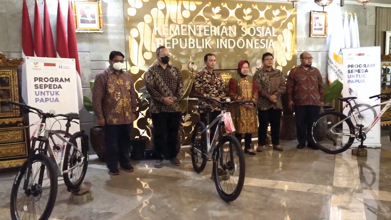 Kolaborasi Human Initiative dengan Kemensos memberikan sepeda untuk Kabupaten Sarmi, Papua