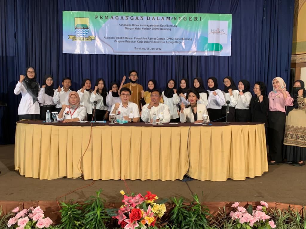 Manajemen Horison Ultima Bandung berfoto bersama peserta pemagangan dalam negeri