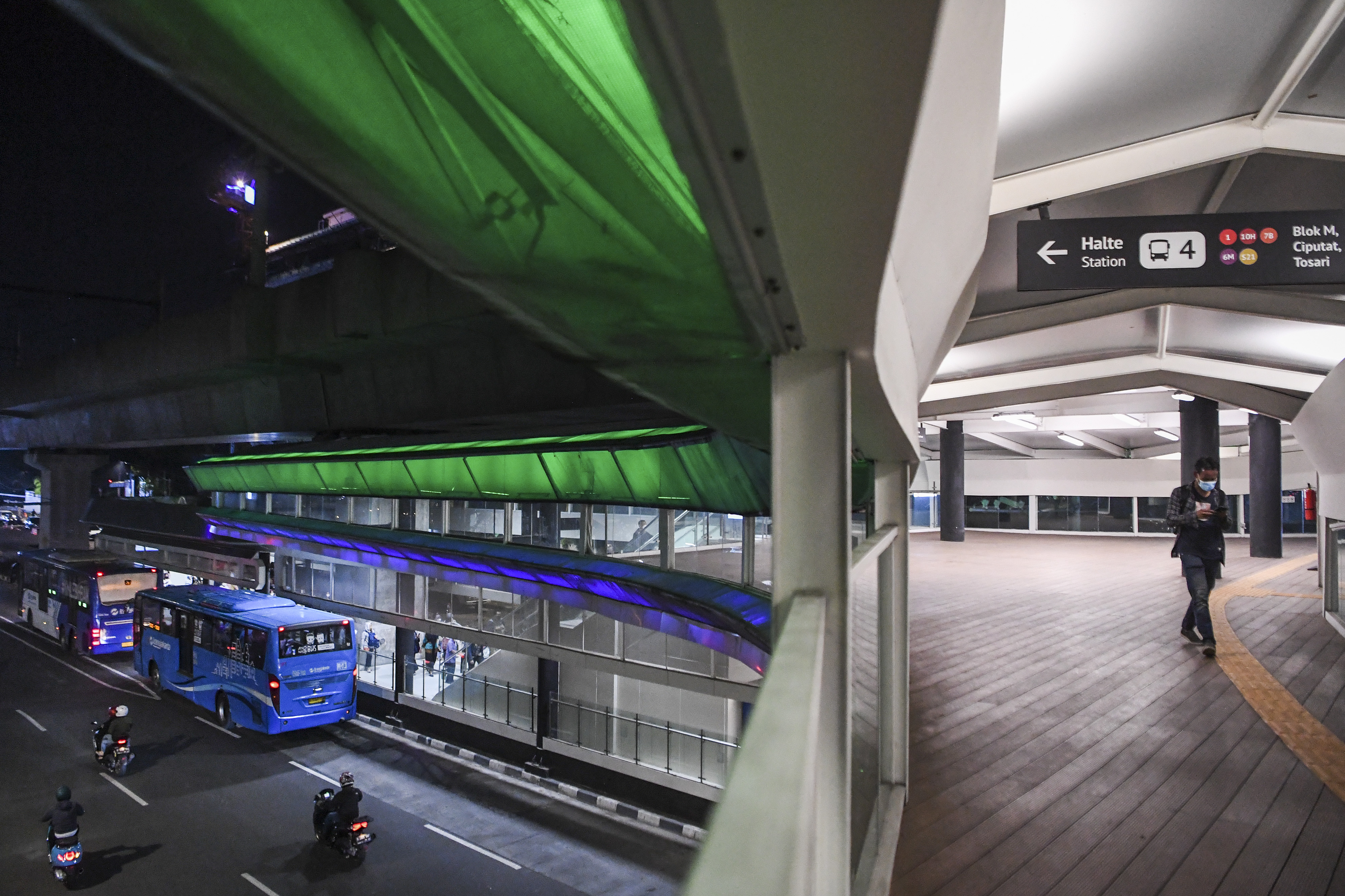 Ilustrasi: Penumpang berjalan di halte integrasi CSW di Jakarta