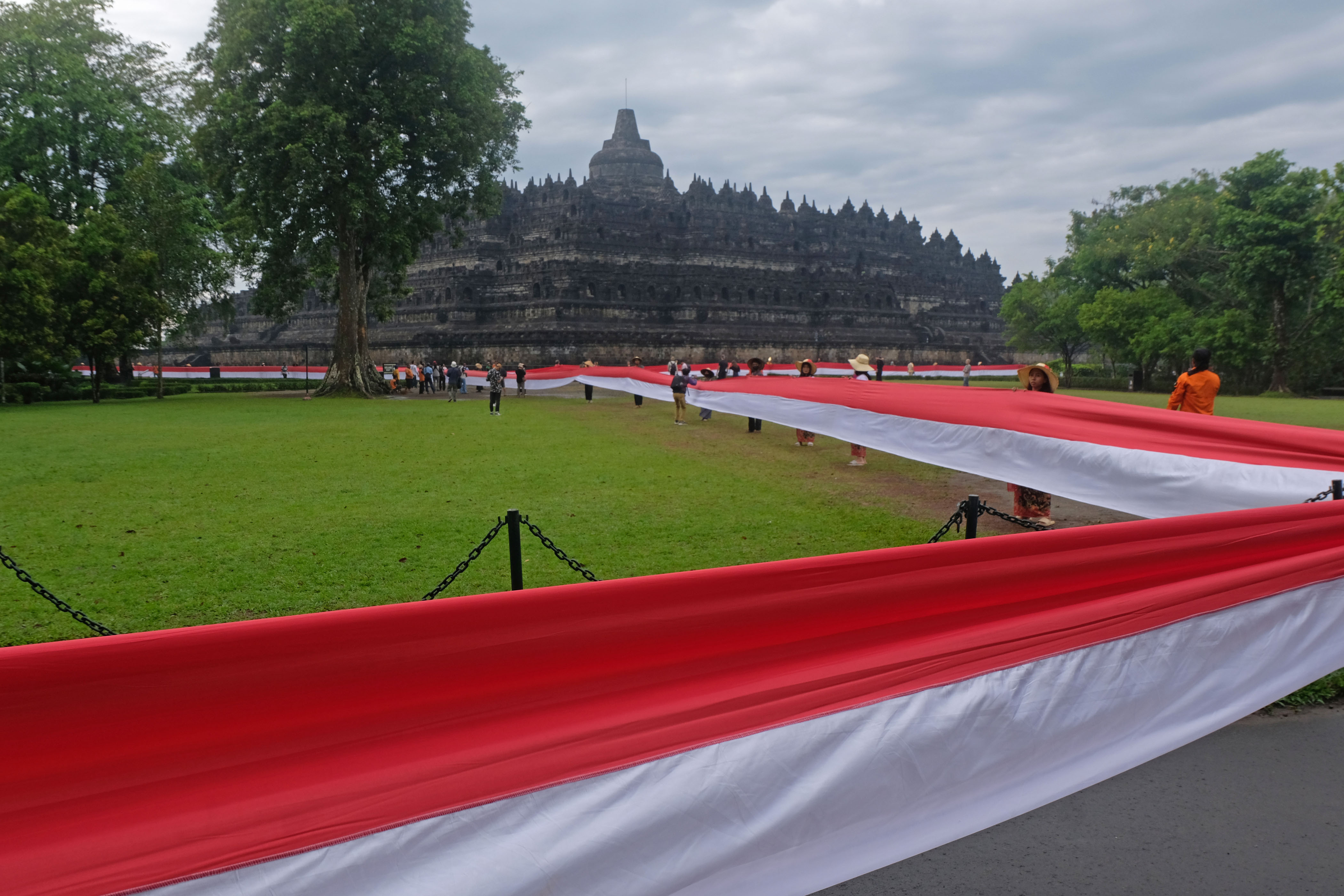 Pembentangan bendera merah putih mengelilingi Candi Borobudur.