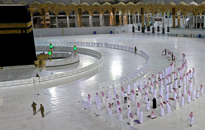 jemaah melaksanakan shalat Isya menghadap kabah di Masjidil Haram yang lengang karena ditutup untuk jemaah umroh sementara waktu.