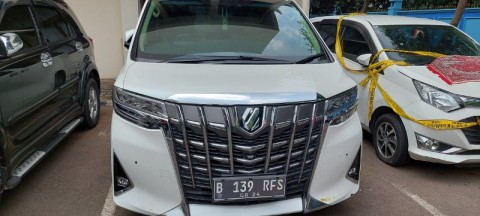Pelat nomor mobil milik selebgram Rachel Venya yang menggunakan huruf belakang RFS bak mobil pejabat.
