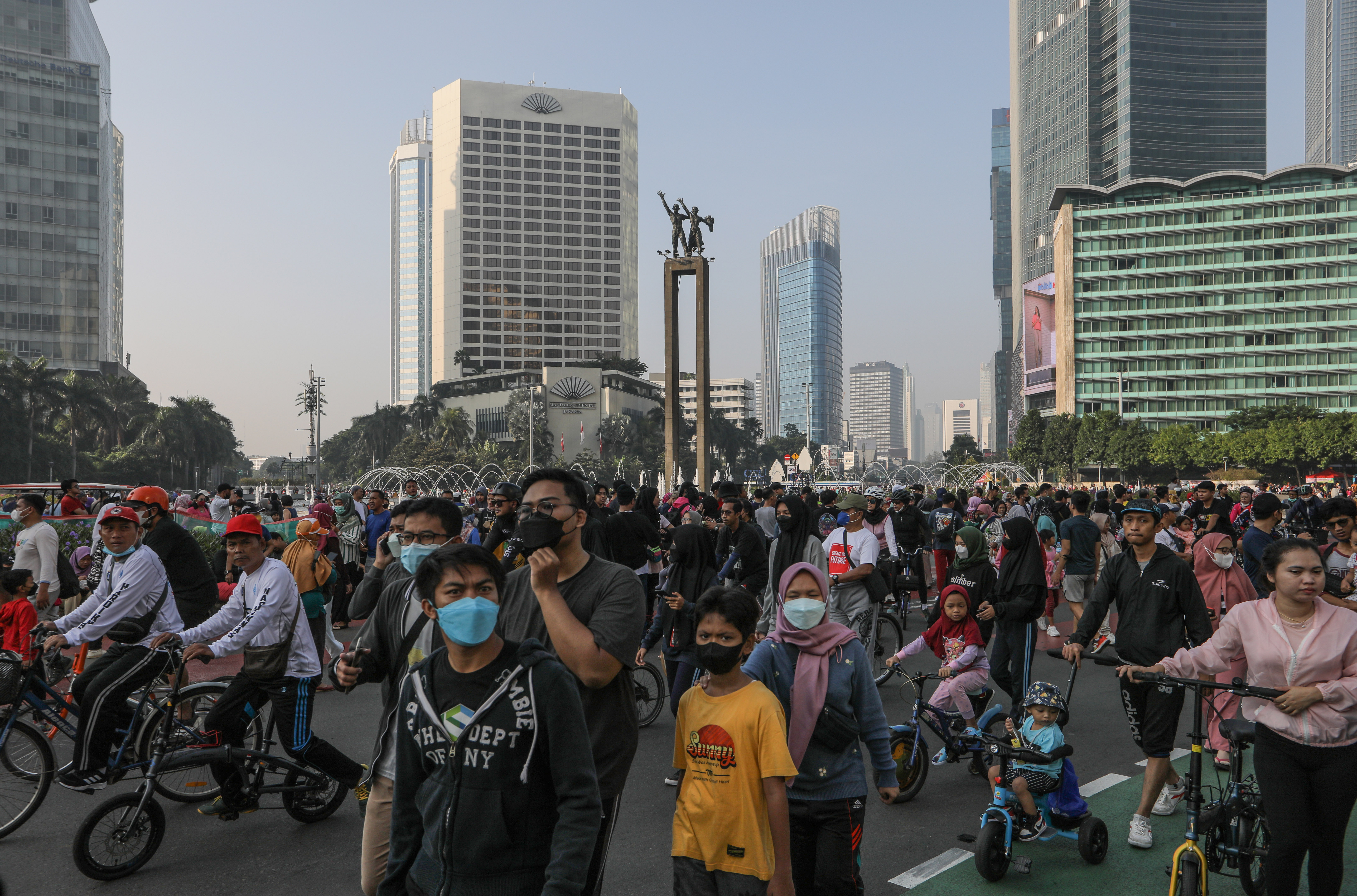 Ribuan warga memadati kawasan Bundaran HI saat Hari Bebas Kendaraan Bermotor (HBKB) atau Car Free Day (CFD), Jakarta, Minggu (19/6/2022)
