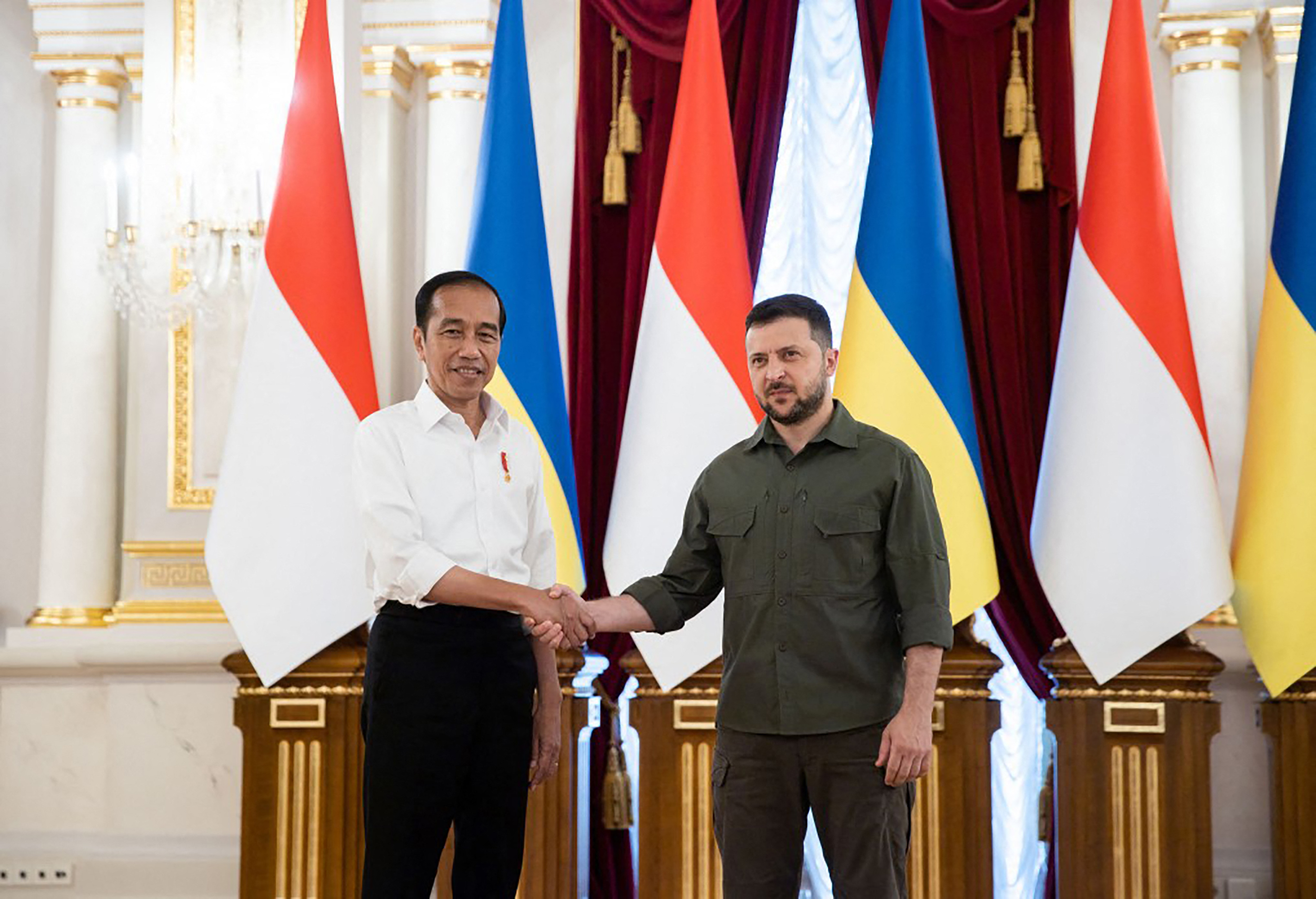 Presiden RI Joko Widodo bertemu Presiden Ukraina Volodymyr Zelensky bersalaman pada konferensi pers di Kyiv, Ukraina, Rabu (29/6).  
