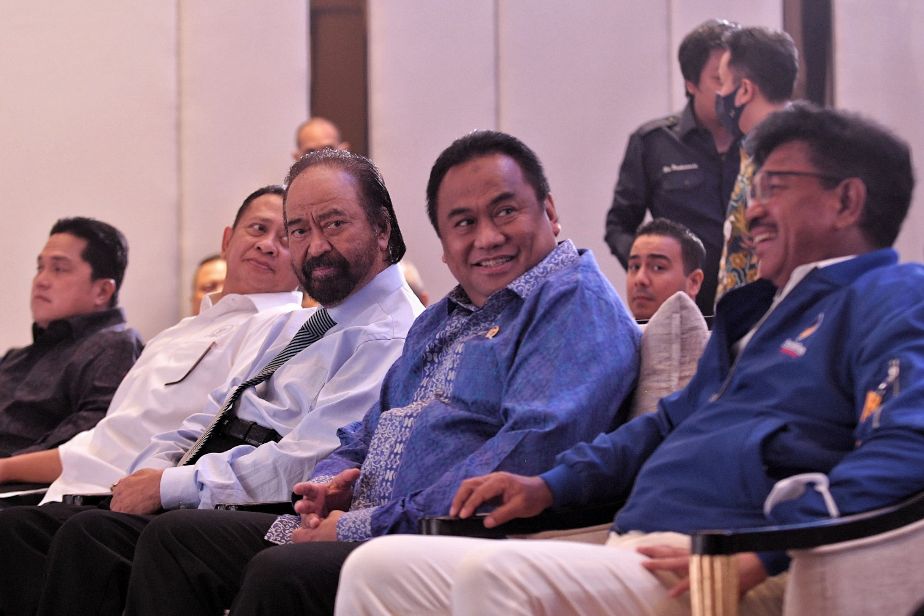 Menteri BUMN Erick Thohir, Ketua MPR Bambang Soesatyo, Ketua Umum NasDem Surya Paloh, Wakil Ketua DPR Rachmat Gobel (tengah) saat menghadiri