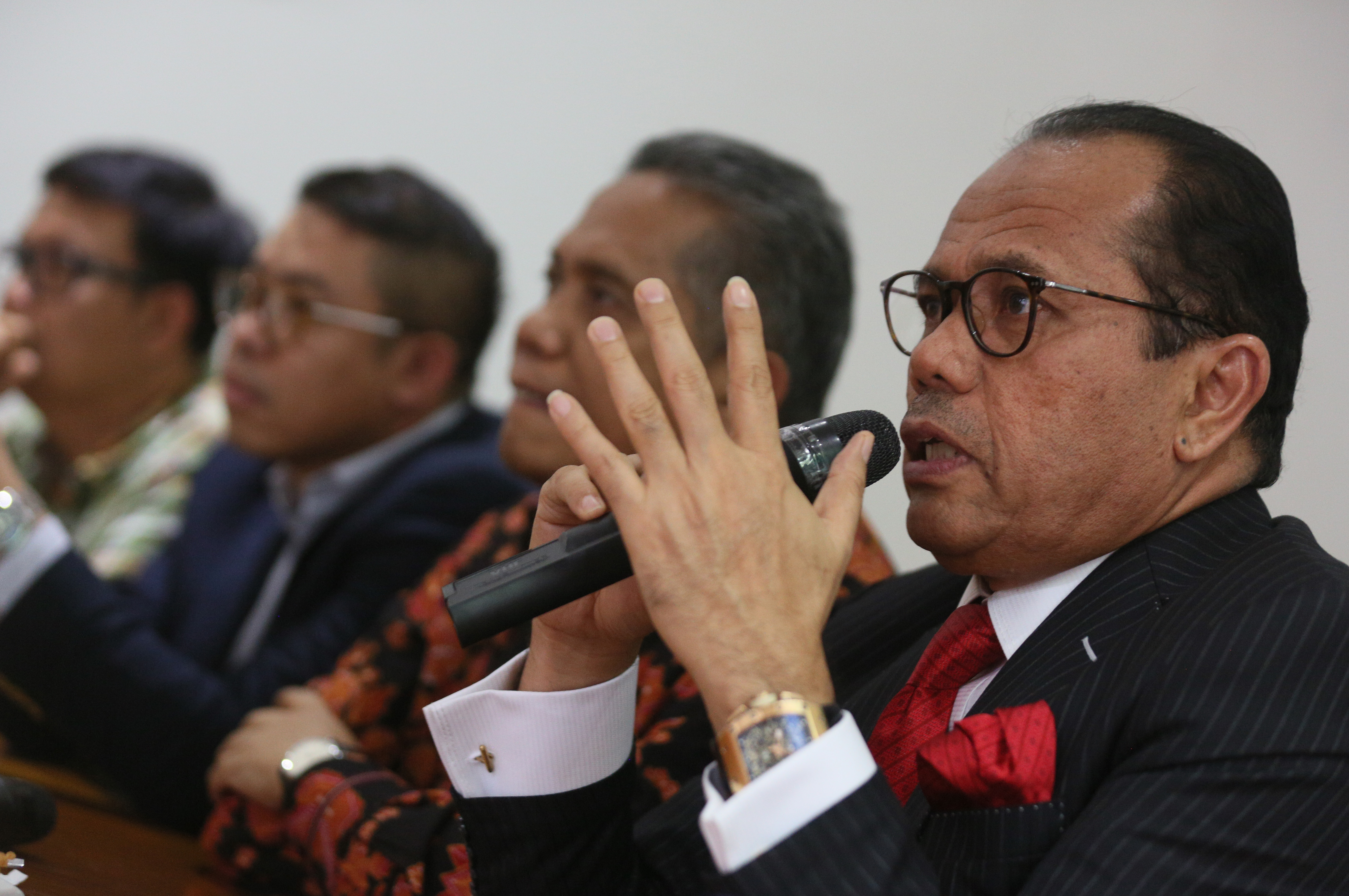 Ketua Umum Peradi Suara Advokat Indonesia (Peradi SAI) Juniver Girsang (kanan)