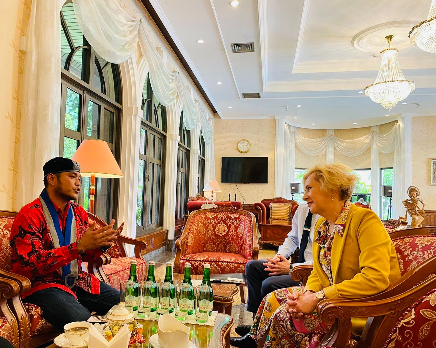  Ketua Umum GMKI Jefri Gultom berdiskusi dengan Dubes Rusia untuk Indonesia Lyudmila Georgievna Vorobieva membahas kolaborasi kepemudaan, di