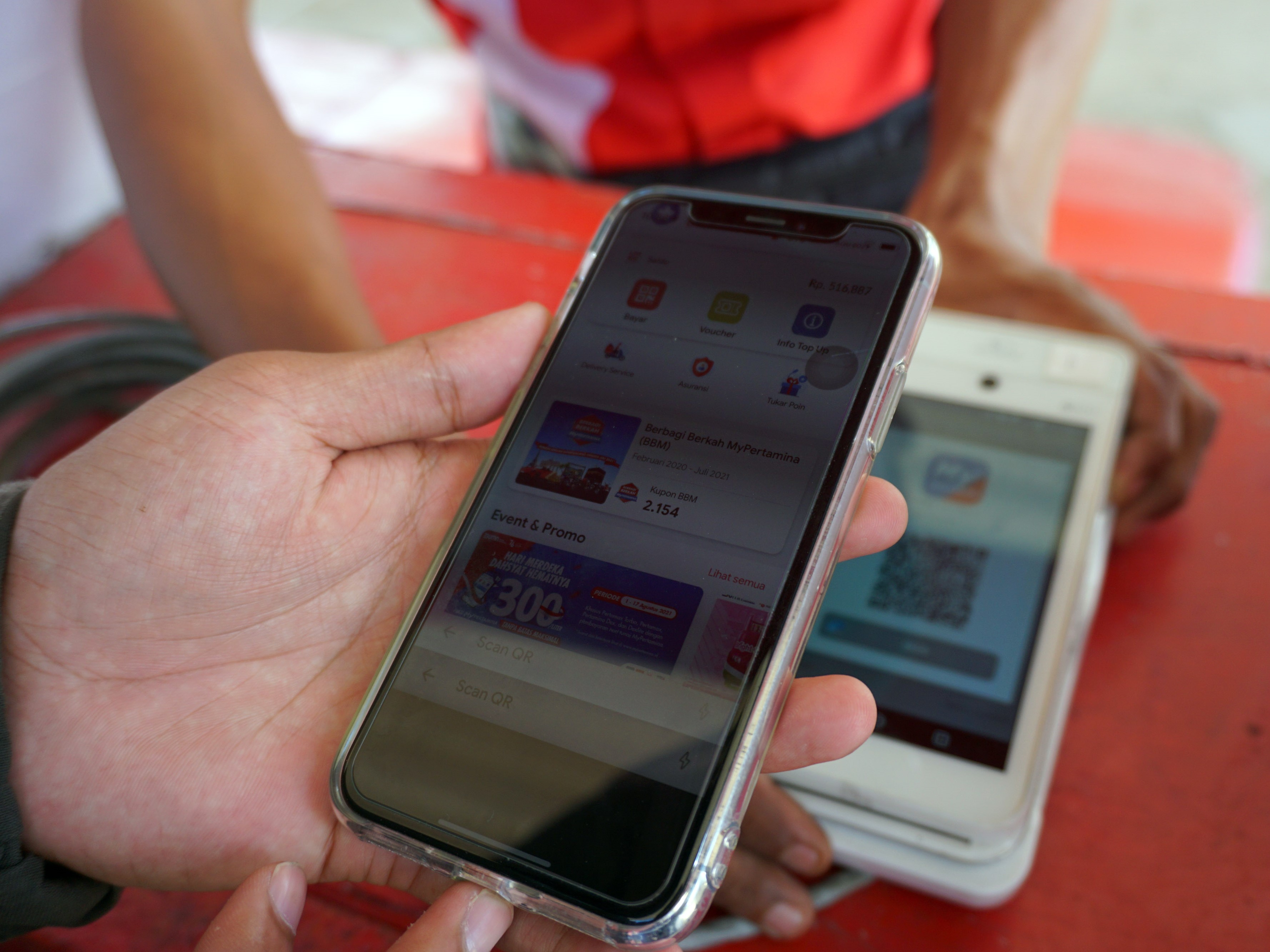 Warga menggunakan aplikasi My Pertamina saat bertransaksi secara digital di SPBU Jalan Baru Kota Sorong, Papua Barat, Kamis (12/8/2021).