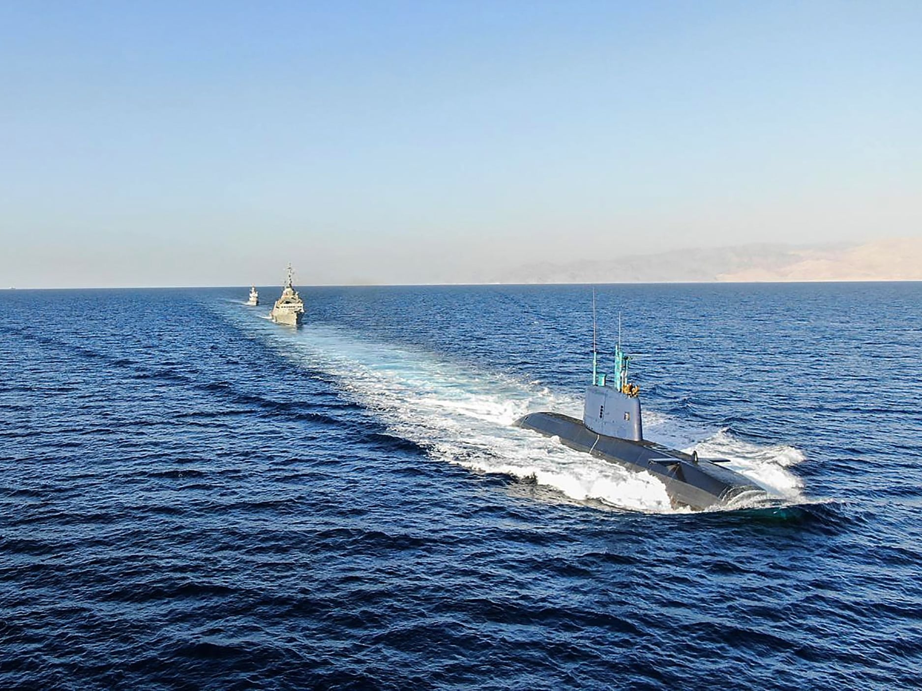 Kapal selam kelas Dolphin INS Tanin milik Israel di perairan Laut Merah dikawal INS Hanit Sa'ar-5 dan INS Kidon Korvet Kelas Sa'ar-4.5.