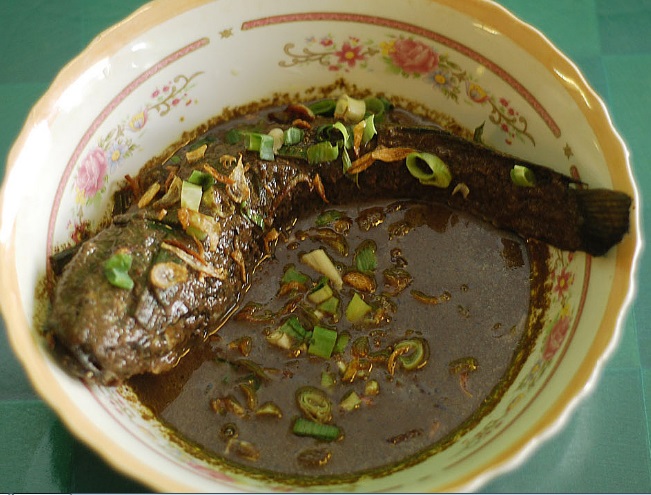 Sajian gabus pucung khas Betawi.