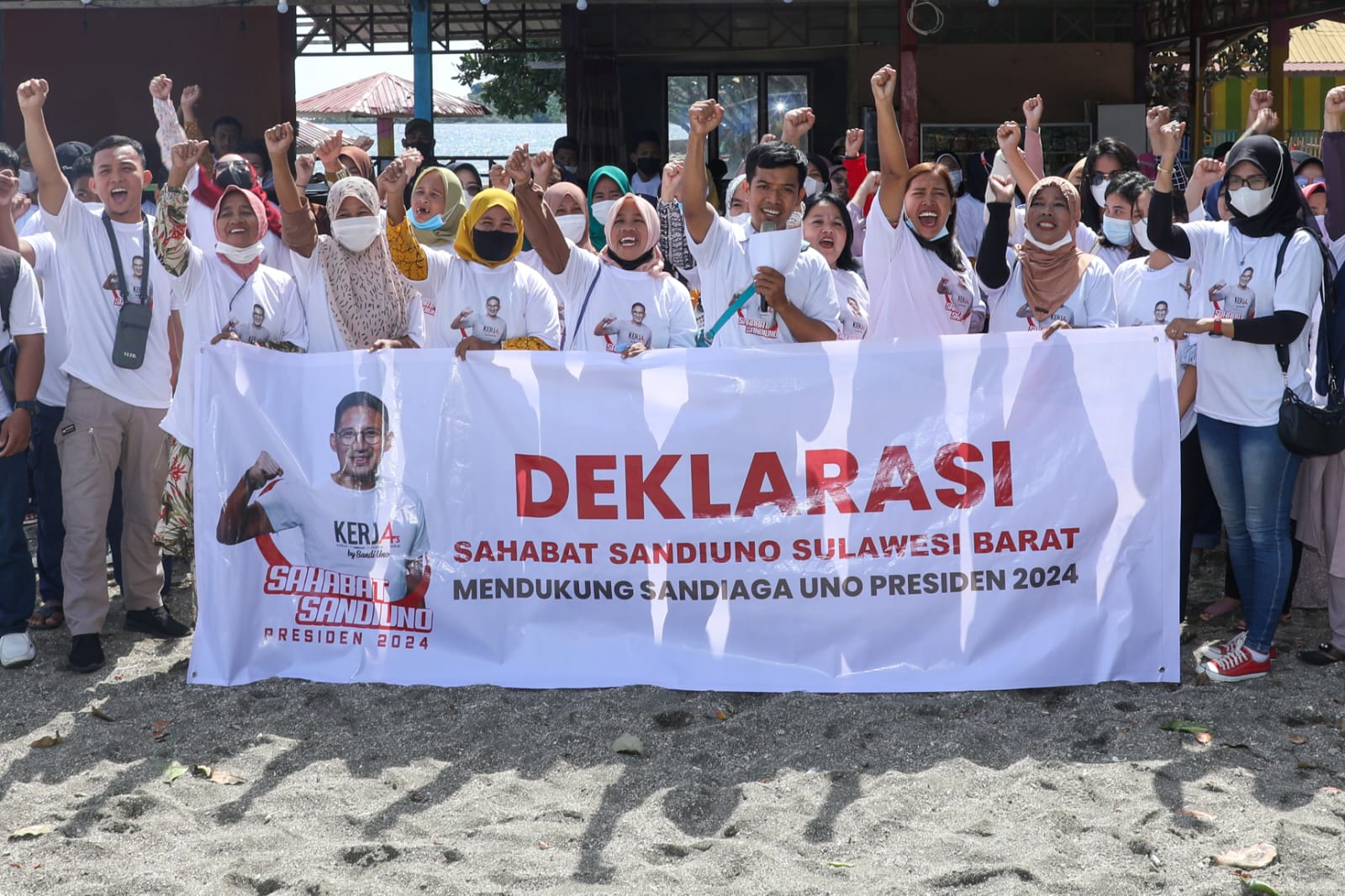 Relawan Sahabat Sandiuno Sulawesi Barat menggelar pelatihan pembuatan sabun ramah lingkungan. Pelatihan tersebut dilakukan di pantai Malauwa