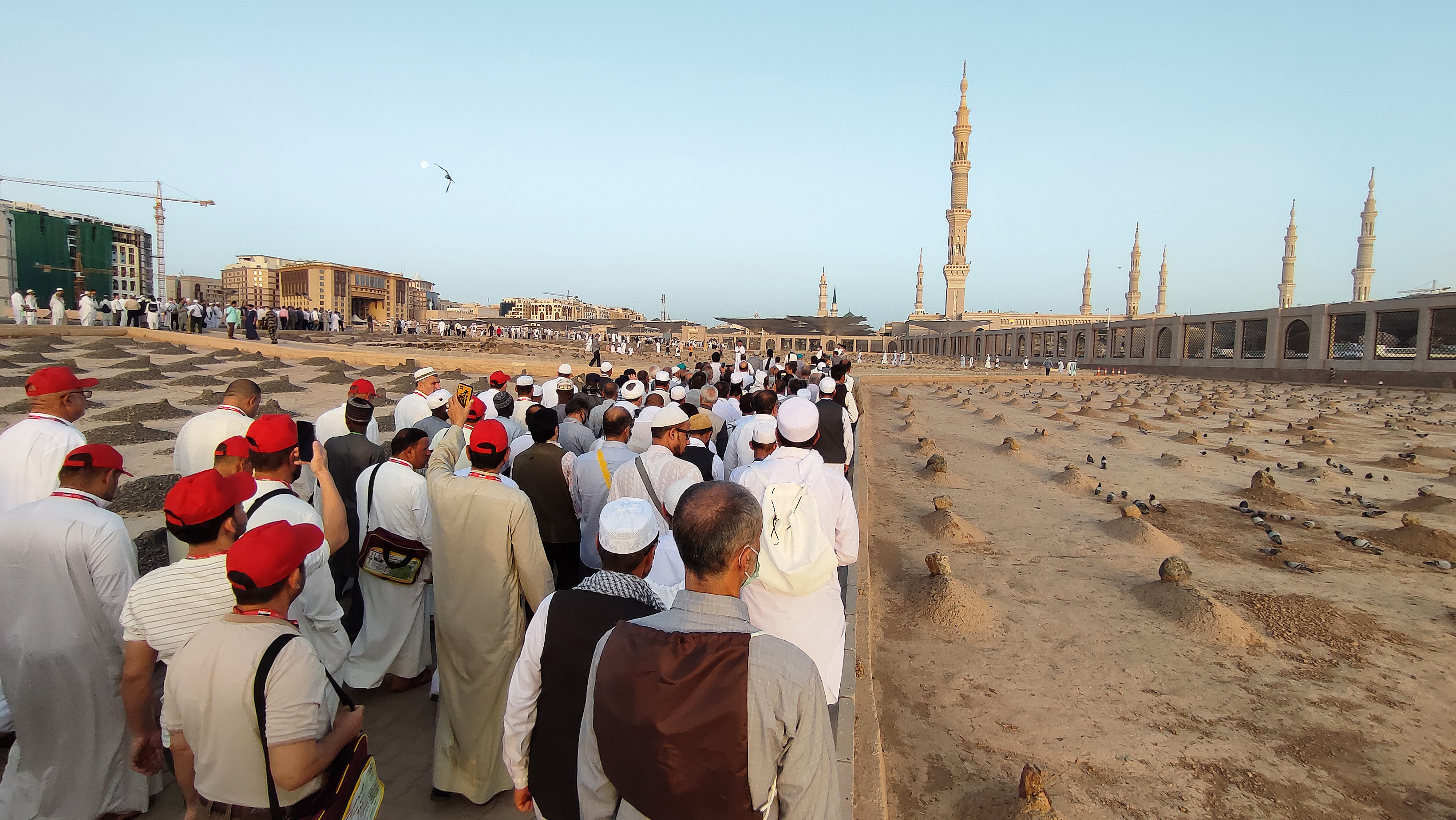 Calon jemaah haji dari berbagai negara berziarah ke Makam Baqi, Madinah, Arab Saudi.