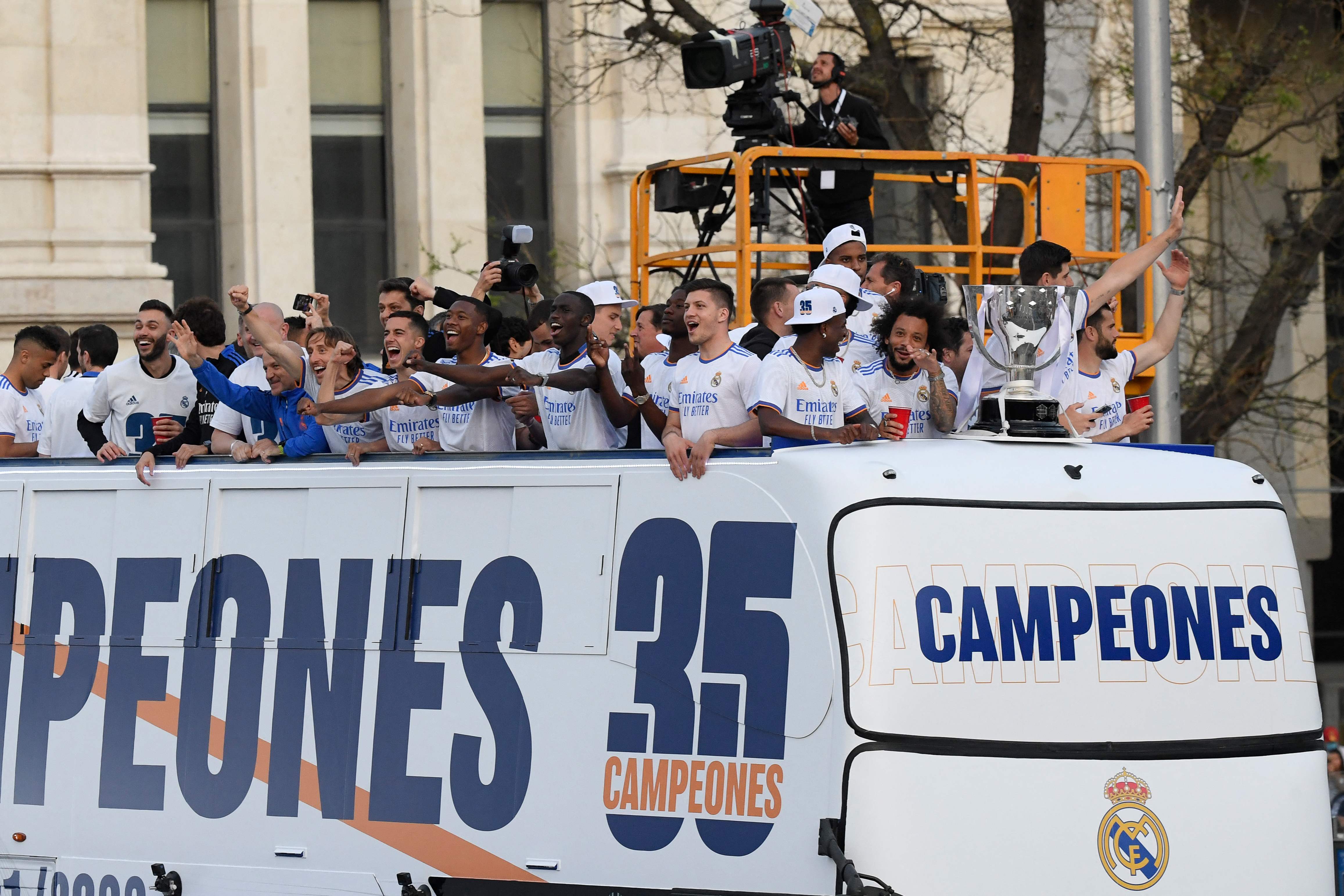 Para pemain Real Madrid merayakan keberhasilan mereka menjadi juara La Liga, 30 April lalu.