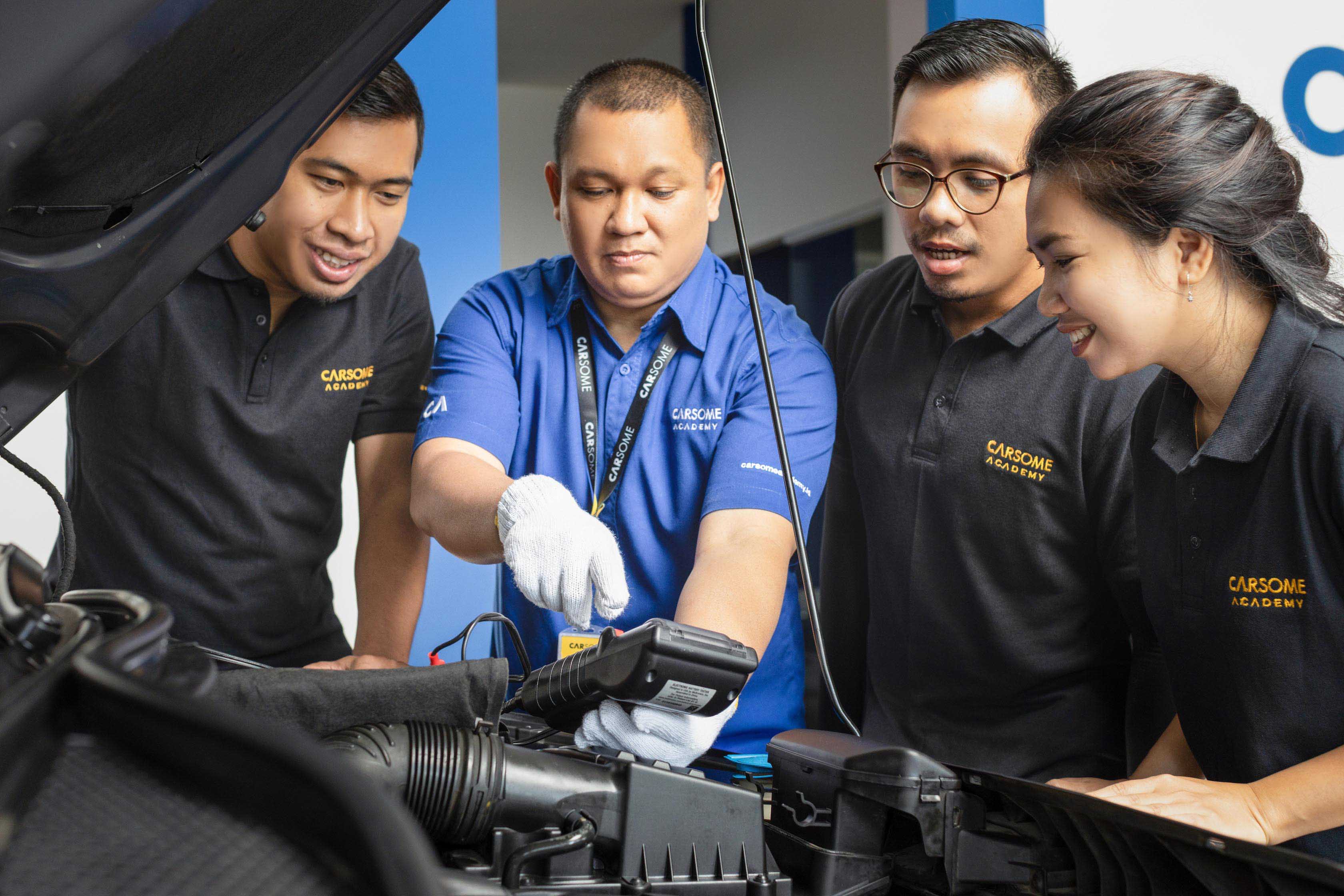 Para peserta Carsome Academy mengikuti pelatihan yang diberikan instruktur.