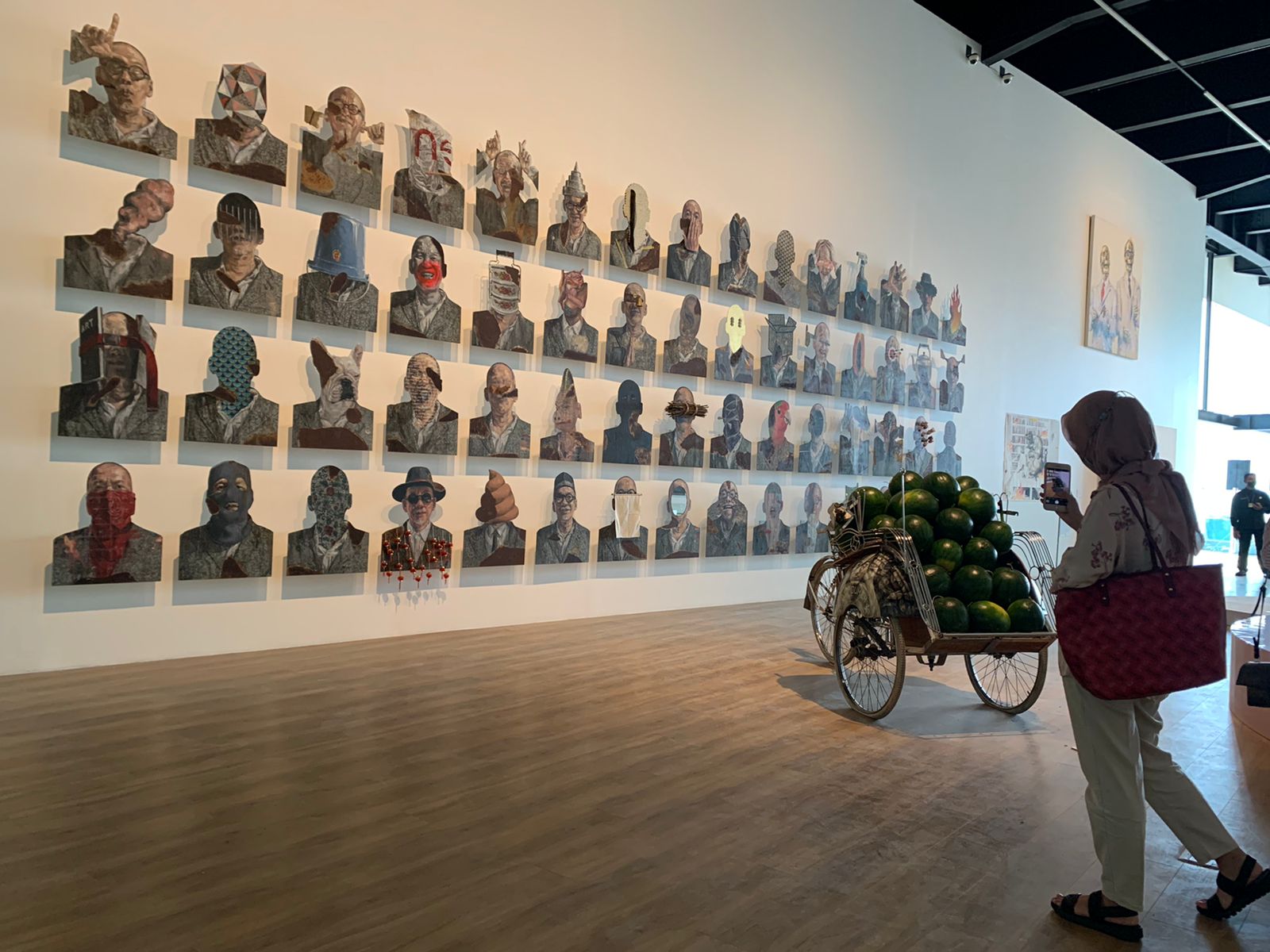 Sejumlah karya potret diri karya Agus Suwage yang dipamerkan di Museum Macan, Jakarta, 2022.