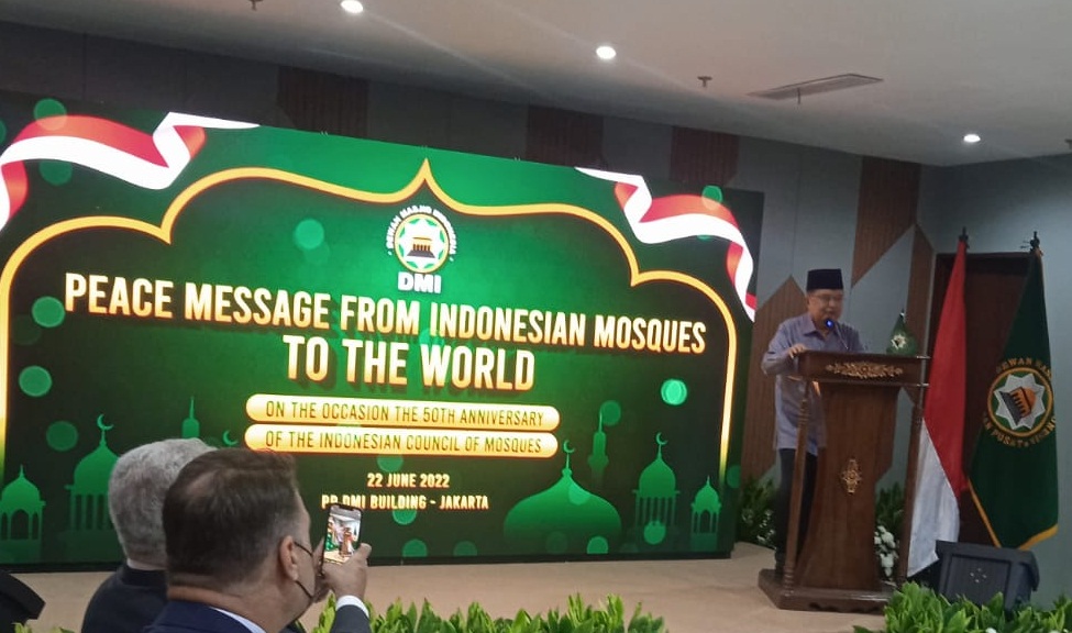 KETUA Umum Dewan Masjid Indonesia (DMI) Jusuf Kalla (kanan).