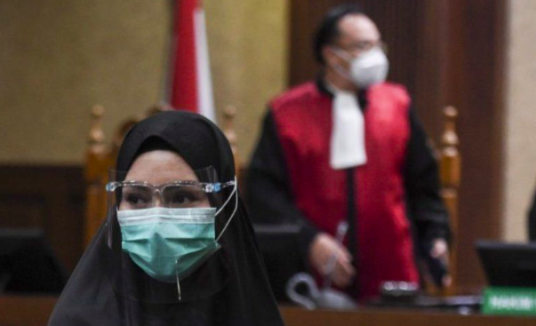 Terdakwa suap dari Djoko Tjandra terkait pengurusan fatwa Mahkamah Agung, Pinangki Malasari (kiri).