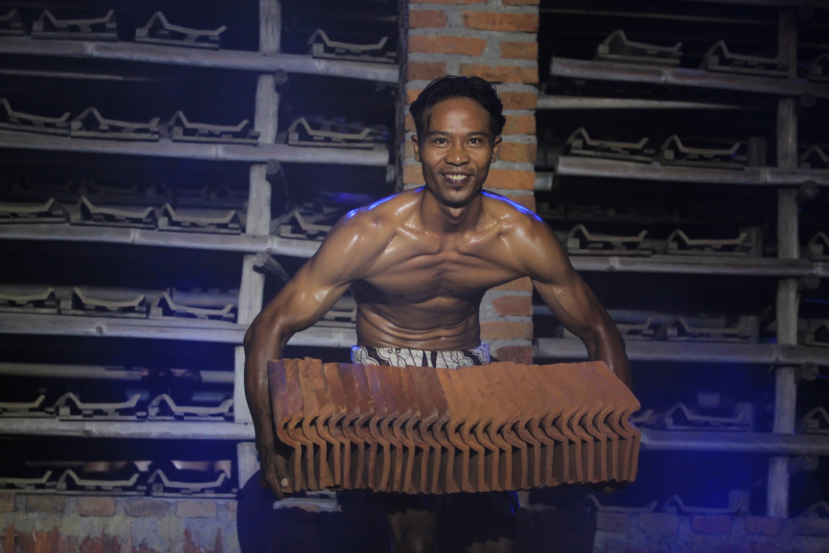 Ilustrasi--Peserta kontes binaraga antarjebor (buruh pabrik genteng) menunjukkan ototnya di Jebor Dua Saudara, Majalengka, Jawa Barat.