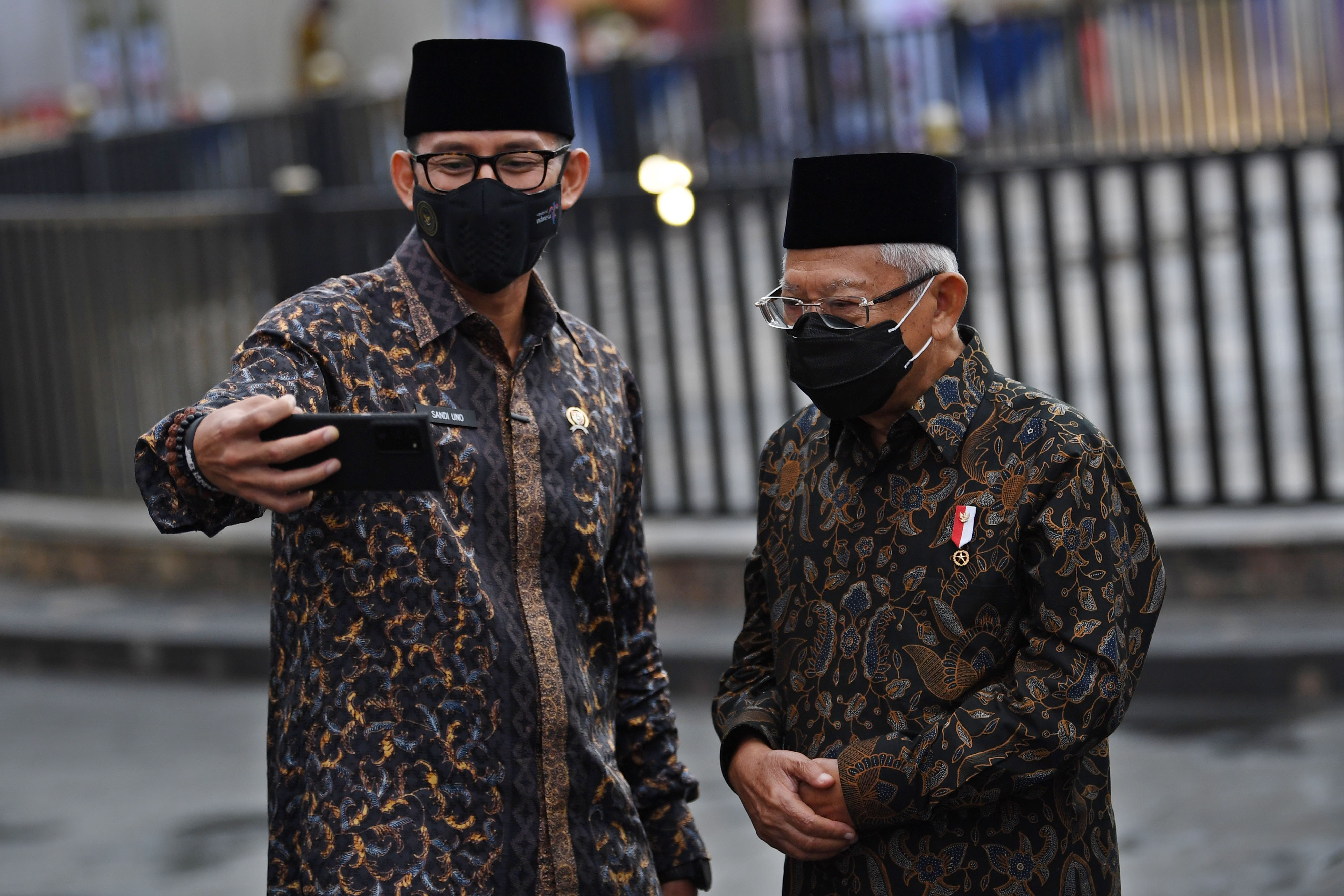 Wapres Ma'ruf Amin saat berfoto dengan Menparekraf Sandiaga Uno.