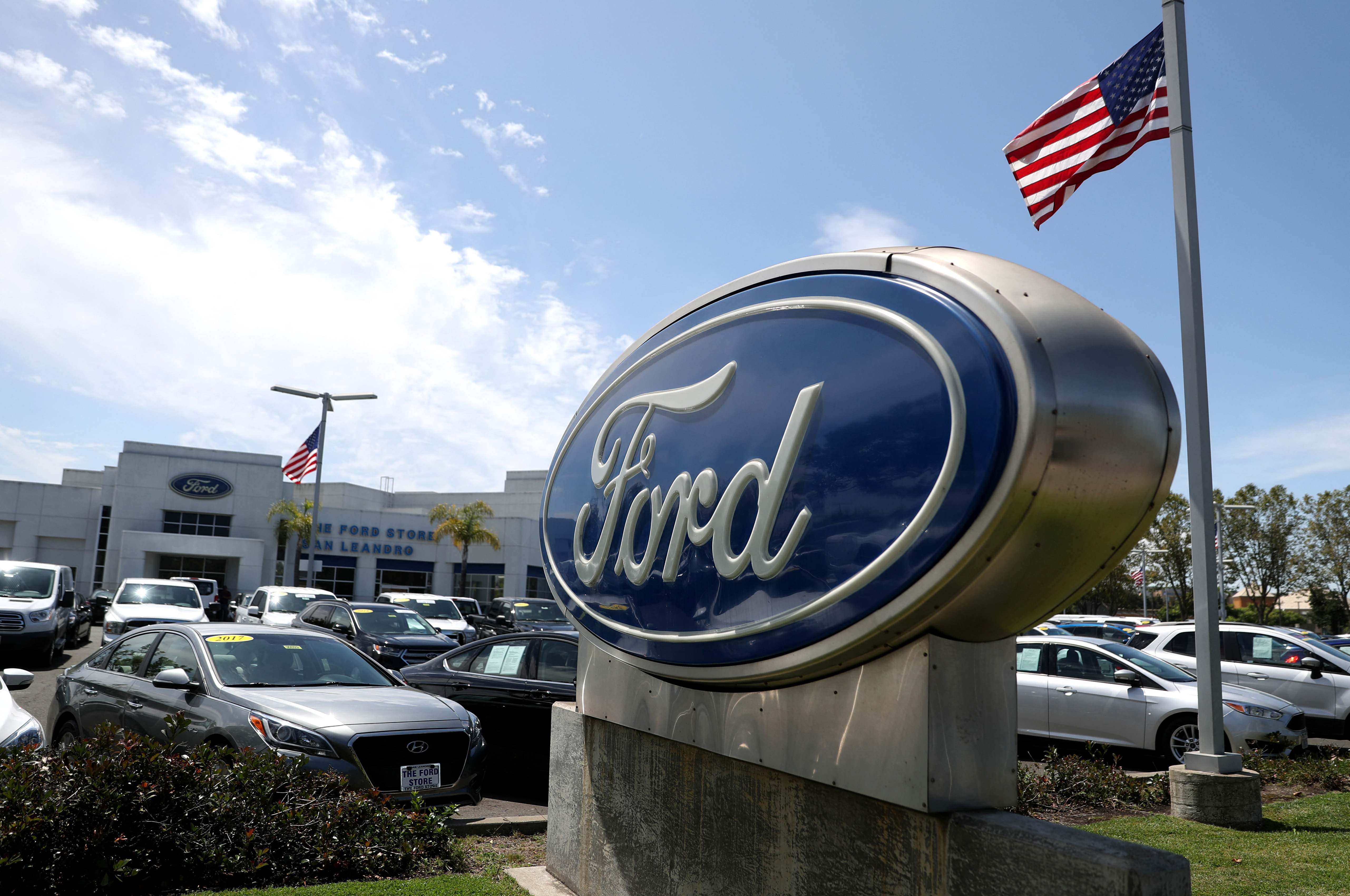 Logo produsen mobil nomor dua di AS, Ford. 