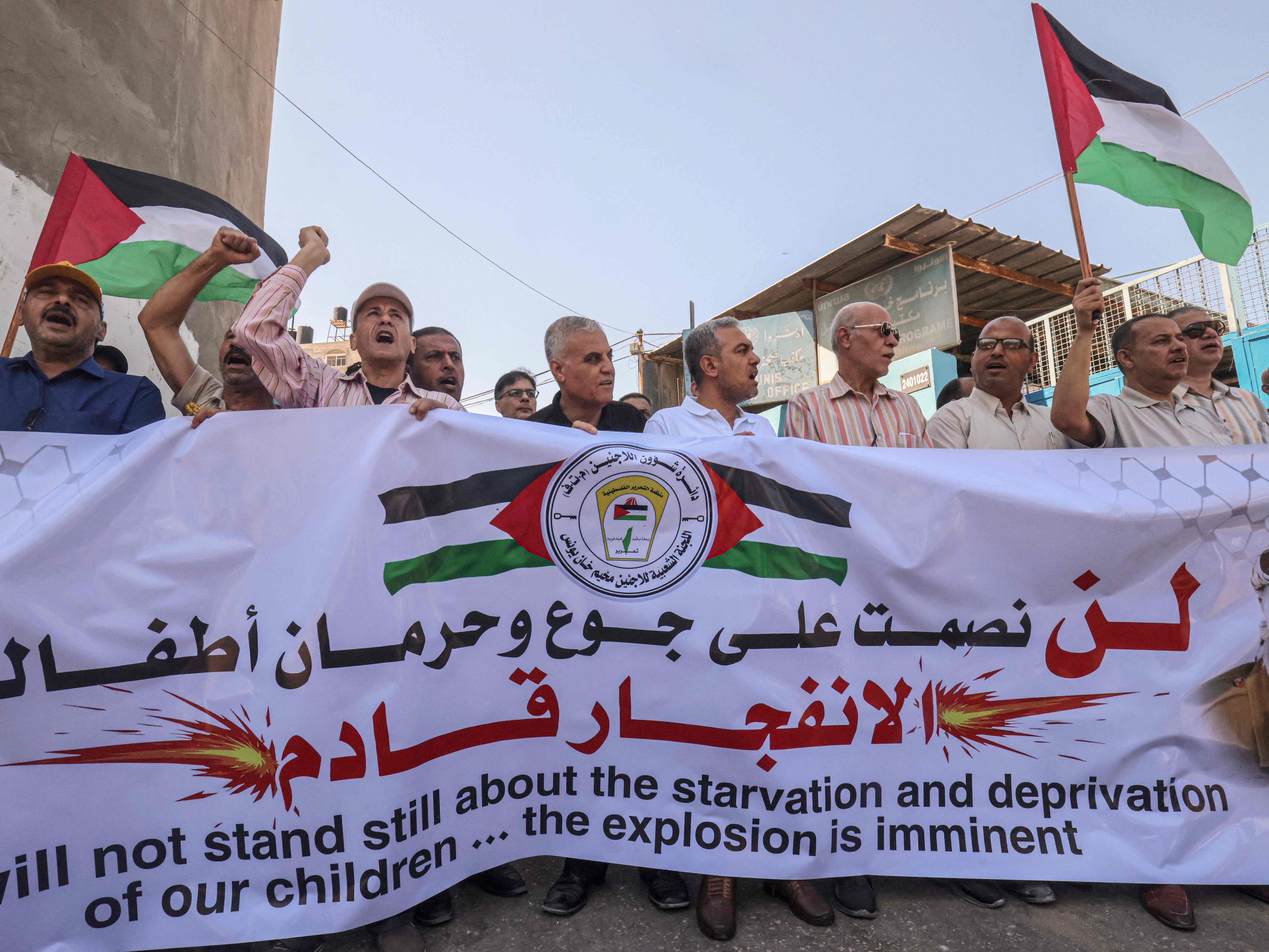 Warga Palestina berdemonstrasi di luar kantor Badan Bantuan dan Pekerjaan Perserikatan Bangsa-Bangsa (UNRWA) di kamp pengungsi. 