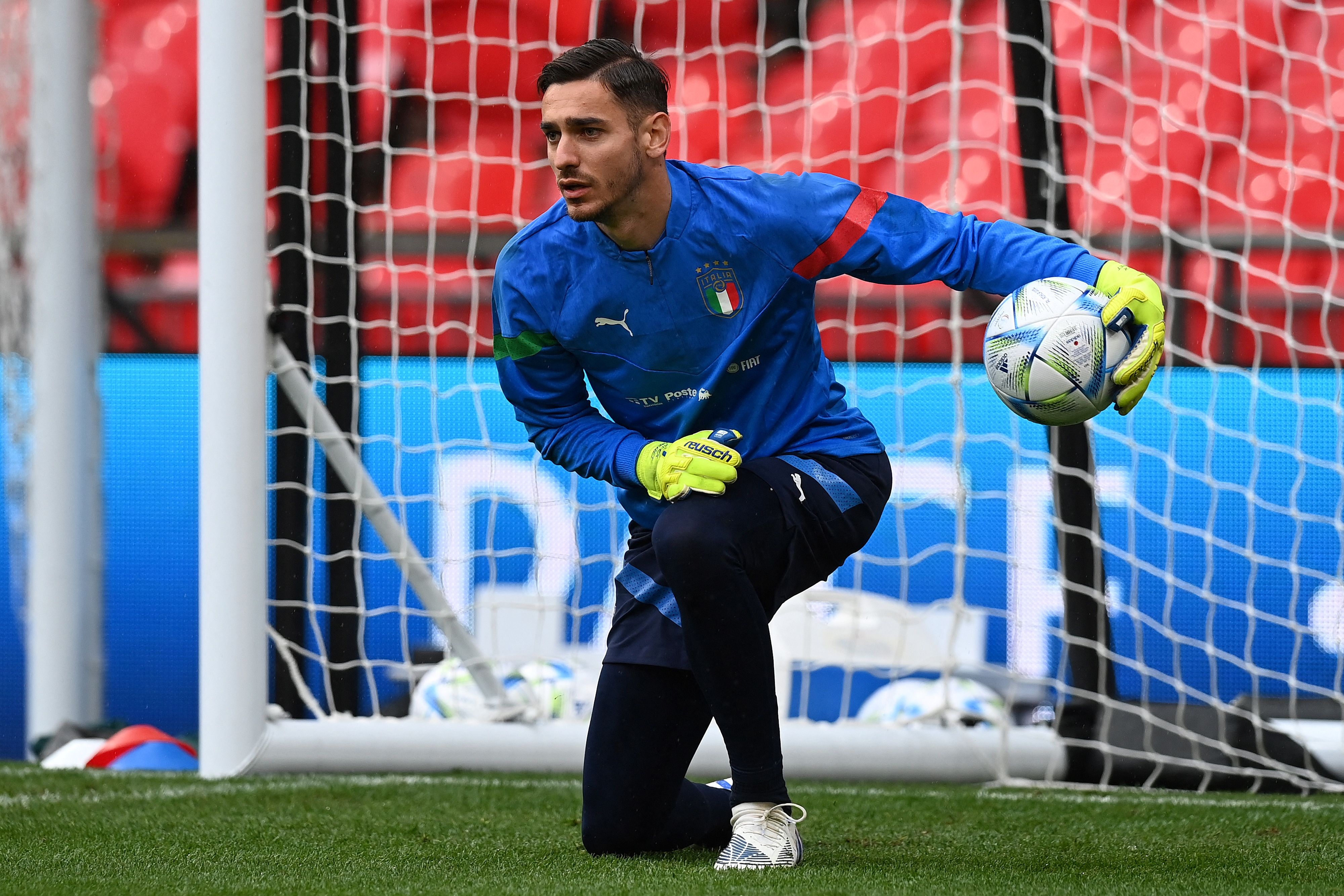 Penjaga gawang Napoli Alex Meret