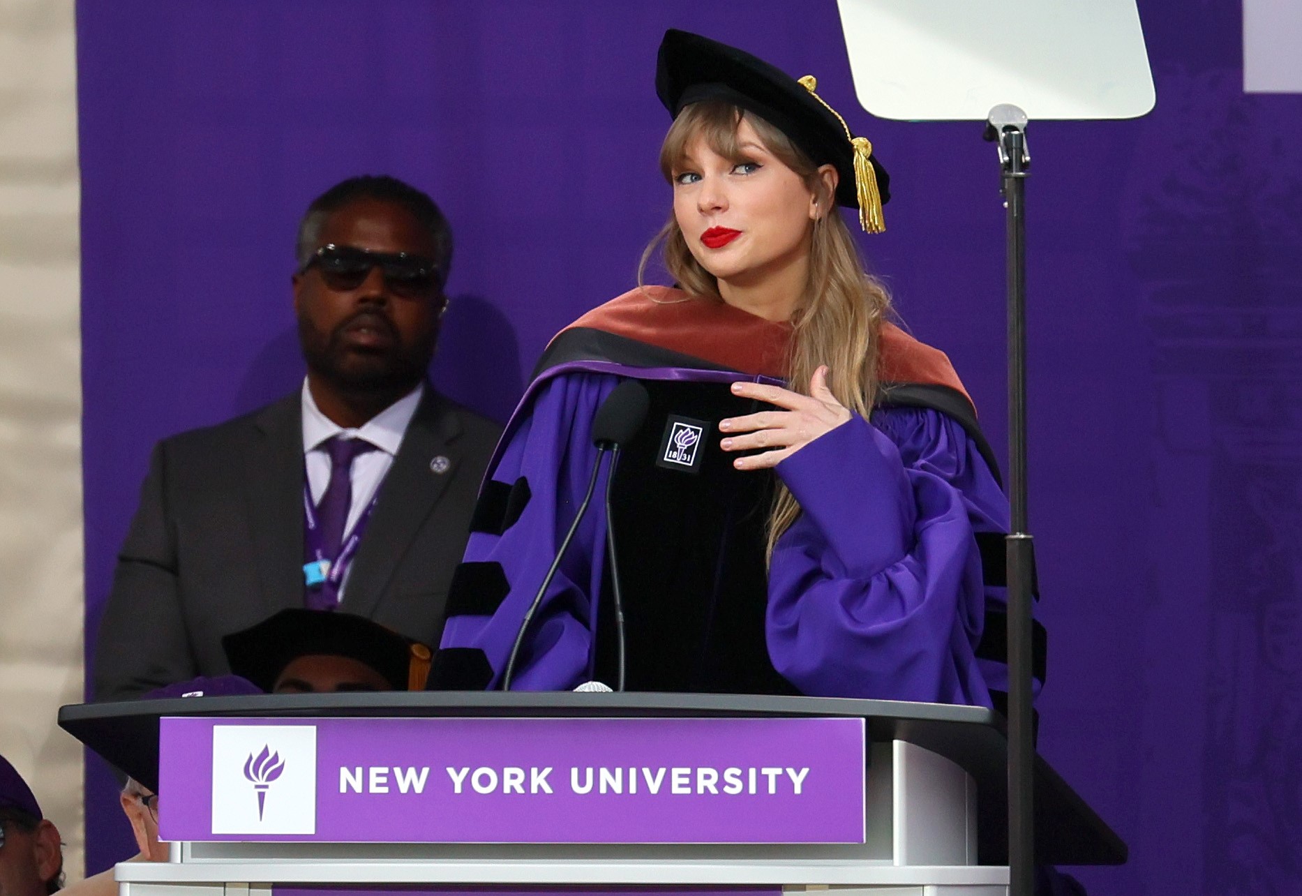 Penyanyi Taylor Swift saat berpidato di New York University, AS, 18 Mei 2022.