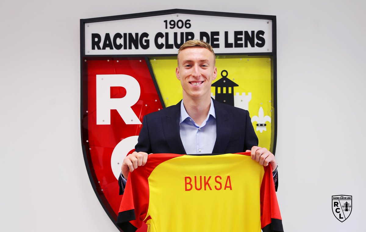 Penyerang Lens Adam Buksa