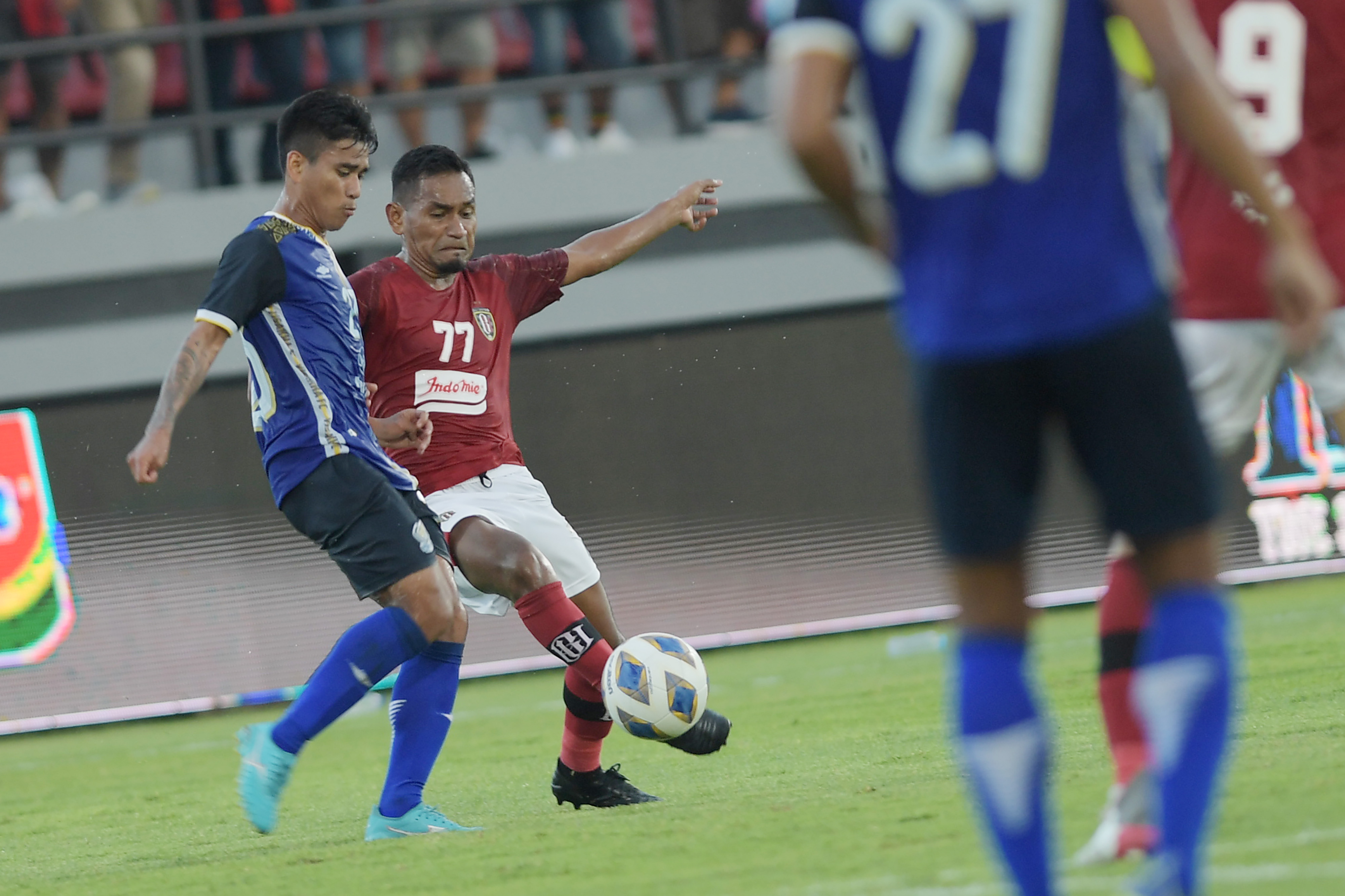 Pemain Bali United berebut bola dengan pemain Visakha FC In Sodavid pada laga Piala AFC 2022.