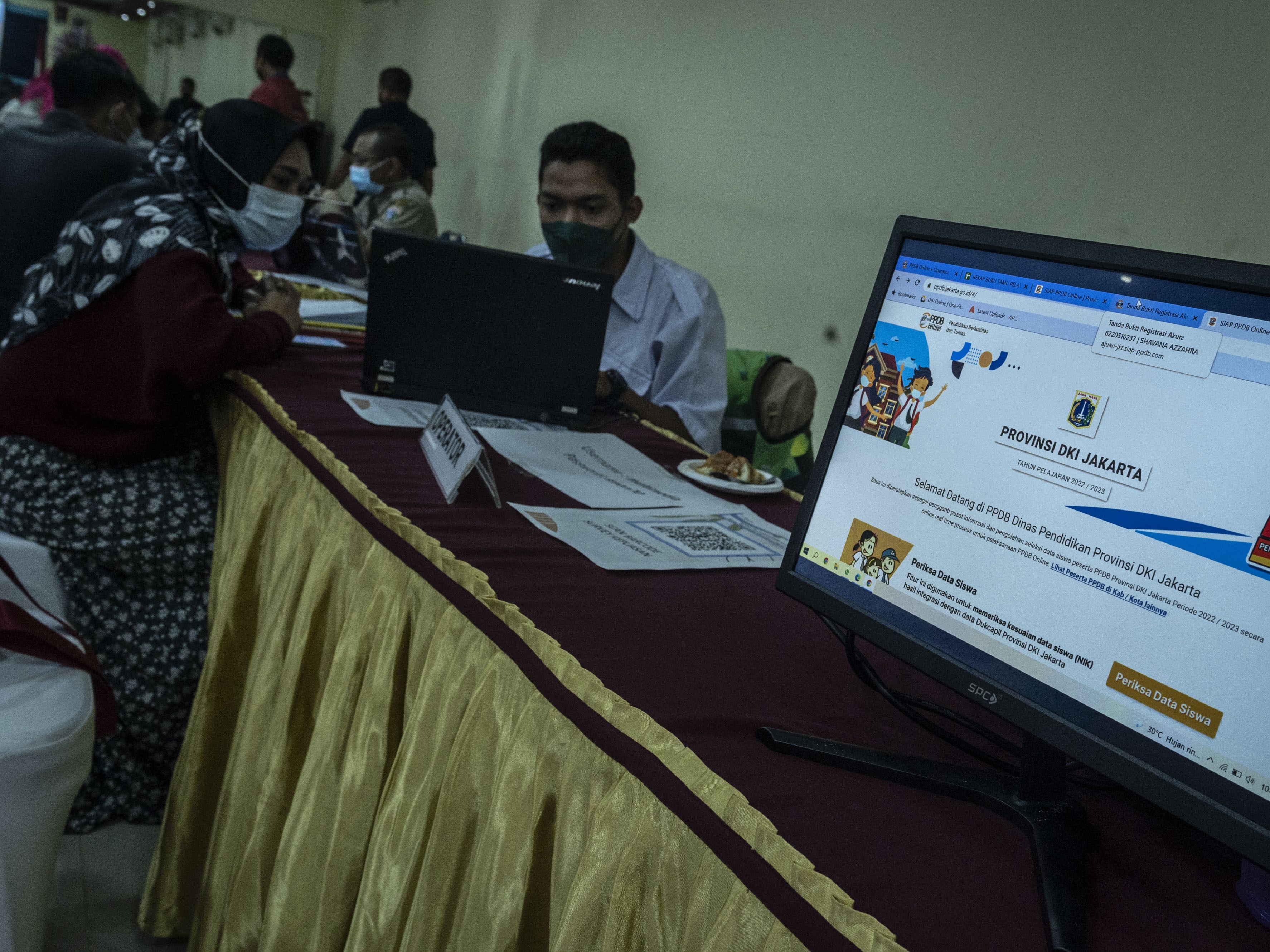 Petugas melayani warga yang berkonsultasi tentang pendaftaran daring Penerimaan Peserta Didik Baru (PPDB) 2022 untuk zonasi tingkat SD. 