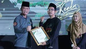 Deputi Bidang Pencegahan, Pelindungan, dan Deradikalisasi BNPT Mayjen TNI Nisan Setiadi bersama santri Ponpes Tebuireng, Jombang, Jatim.